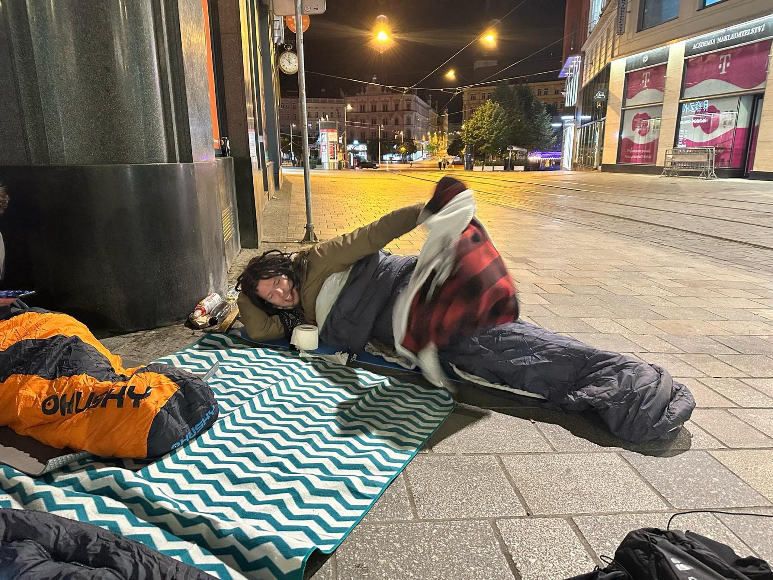 Filip dve noci spal pred reštauráciou, aby mal sendviče zdarma