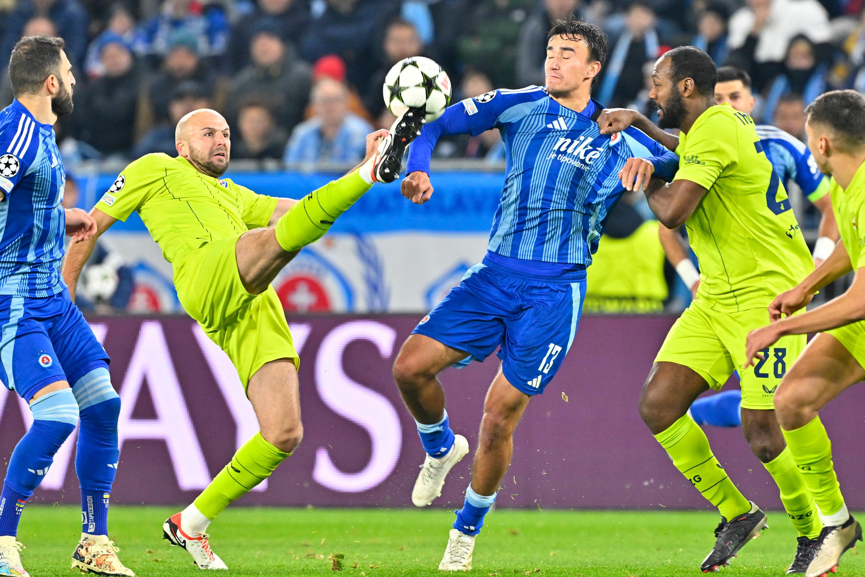 Na snímke štvrtý sprava Dávid Strelec (Slovan) a druhý zľava Josip Mišič (Dinamo) bojujú o loptu .