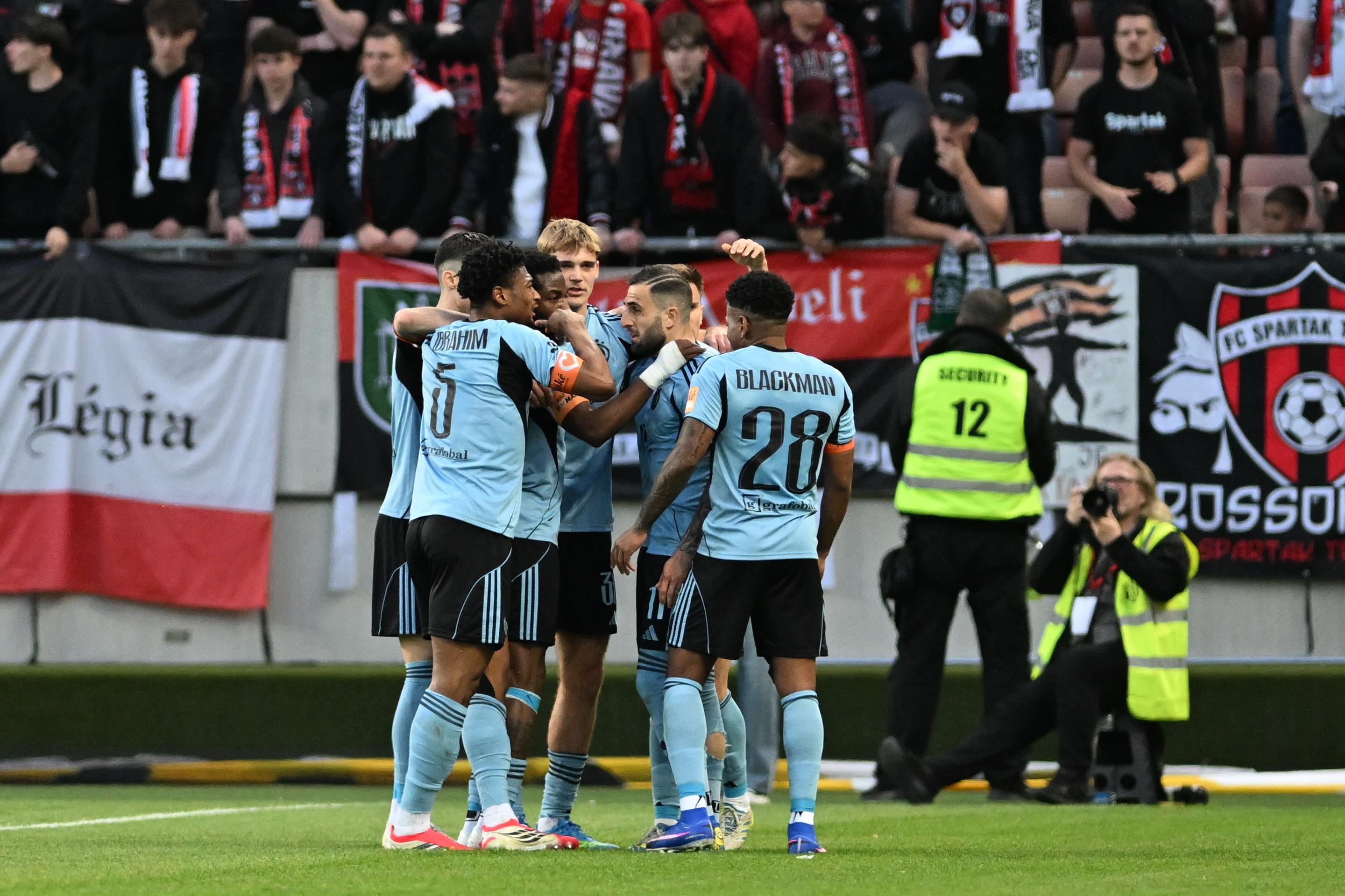 Radosť hráčov Slovana po strelení gólu v 7. kole v skupine o titul v Trnave.