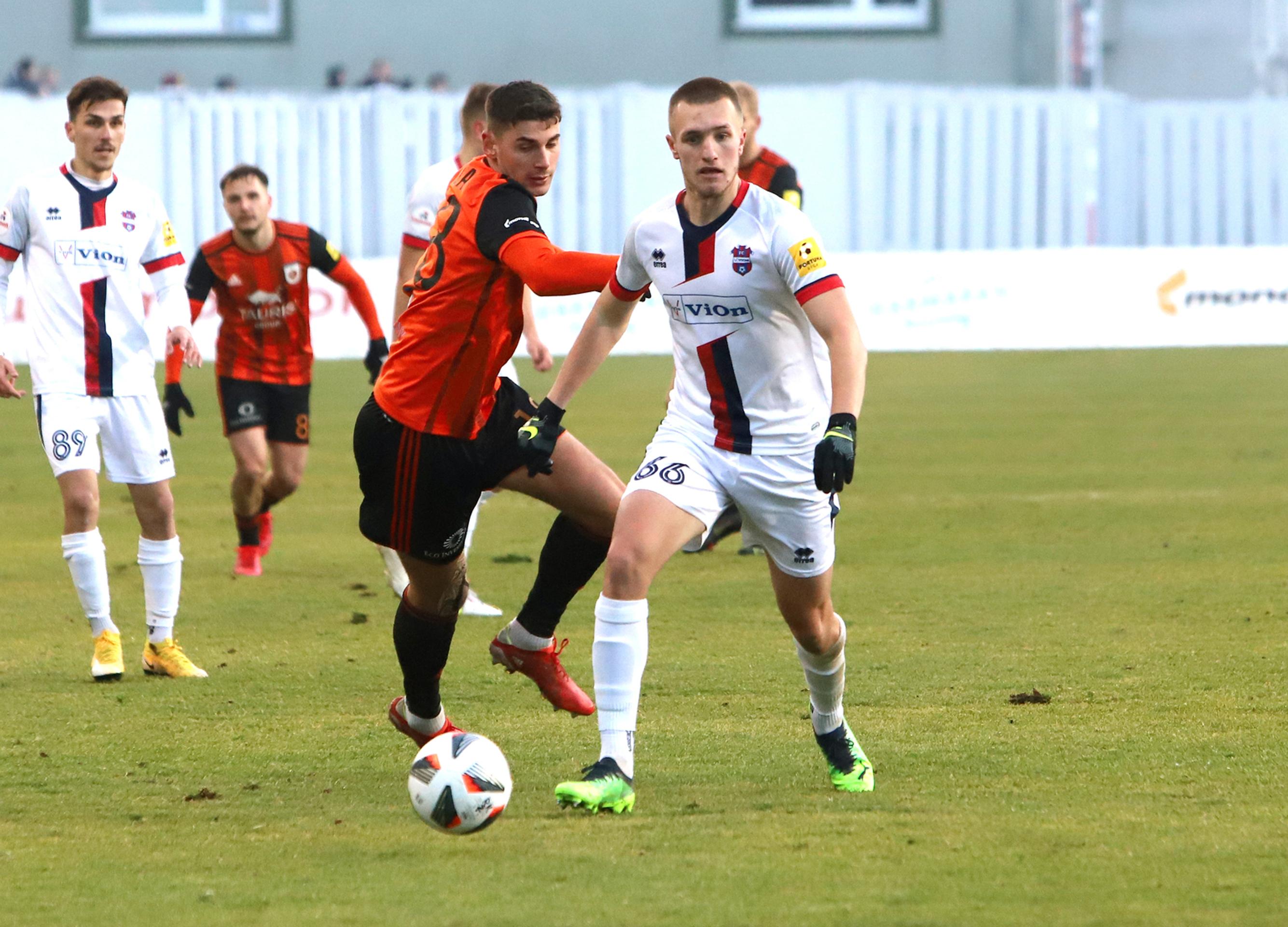 Zľava Martin Boďa (Ružomberok) a Martin Bednár (Zlaté Moravce) v zápase 18. kola Fortuna ligy.