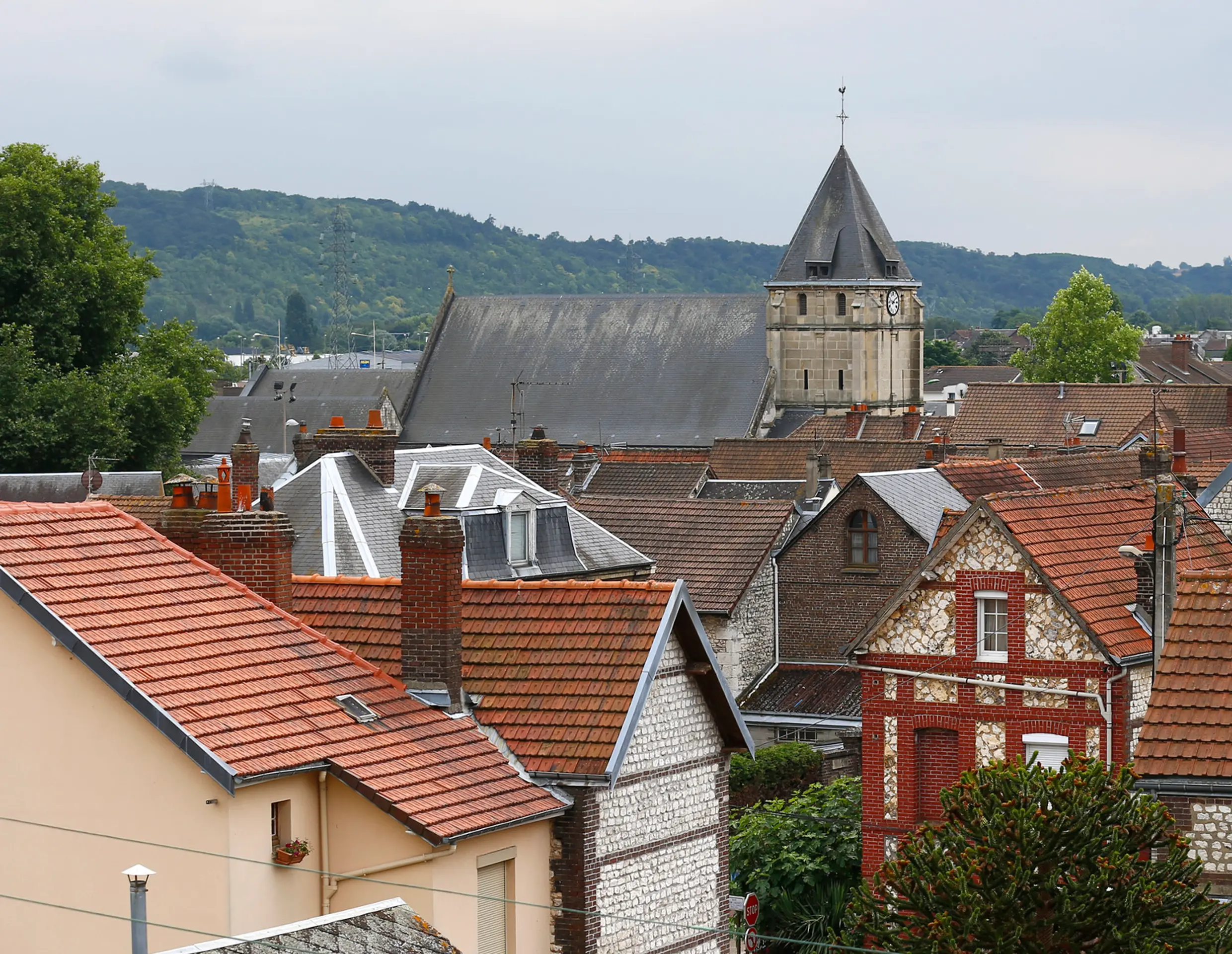 Pohľad na kostol vo francúzskom meste Saint-Étienne-du-Rouvray.