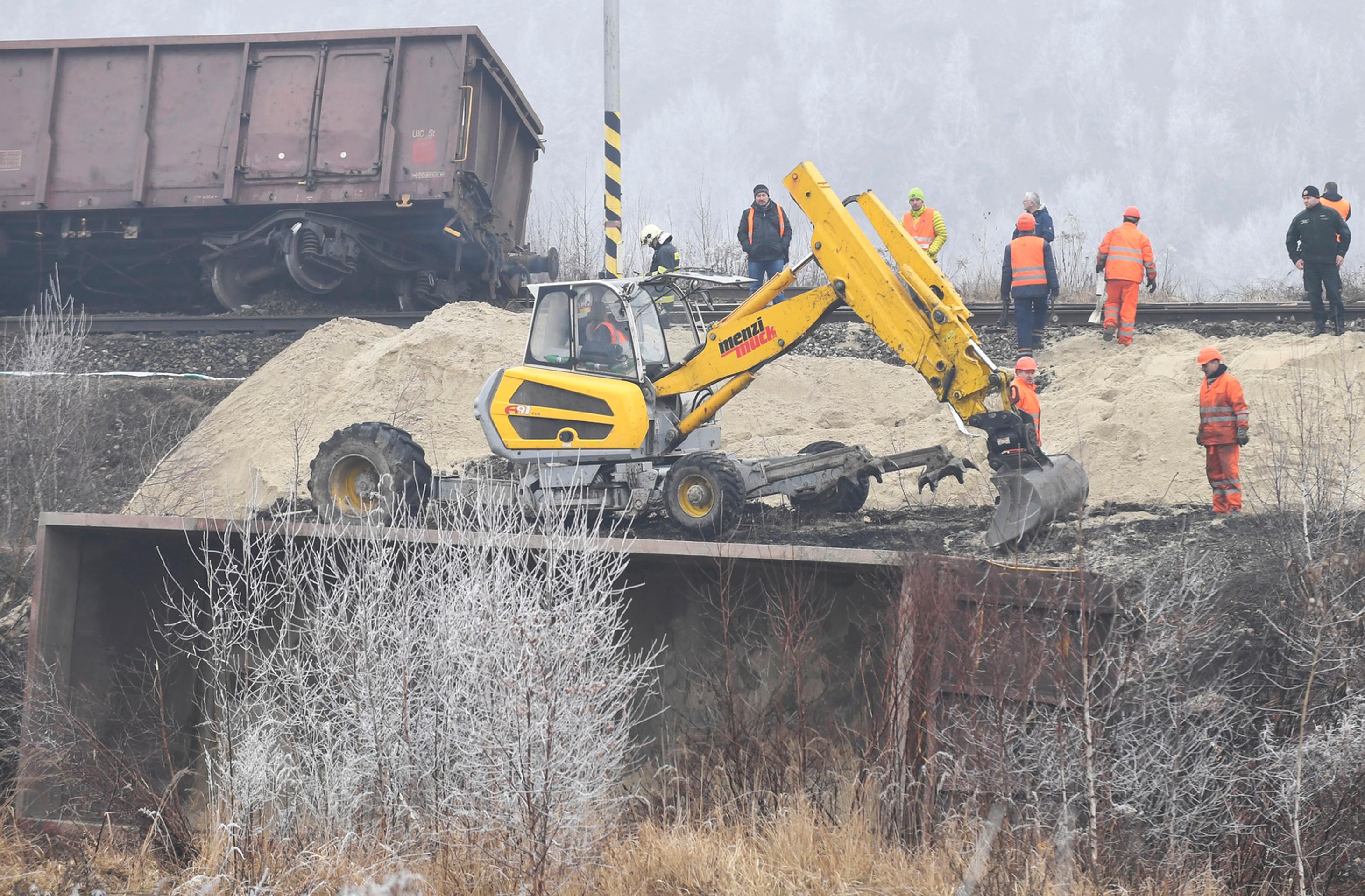 Na snímke vykoľajený nákladný vlak pri stanici v Krompachoch