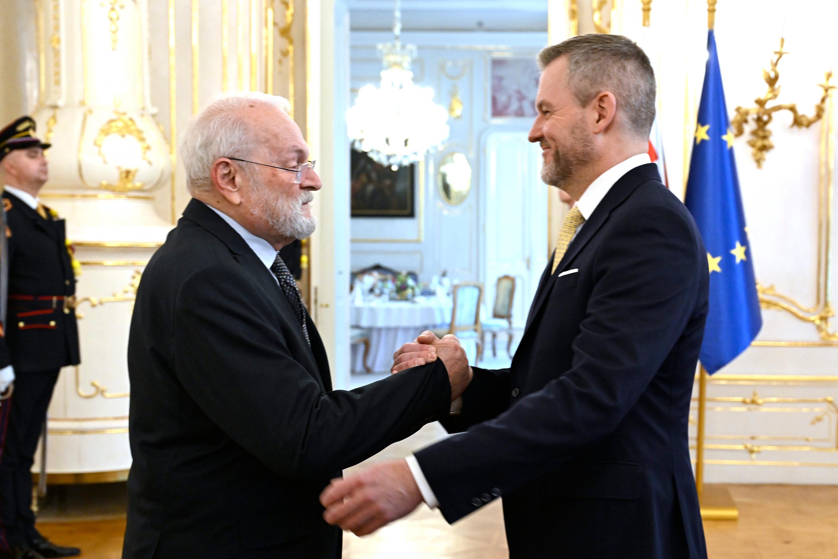 Bývalé hlavy štátu sa streli v prezidentskom paláci