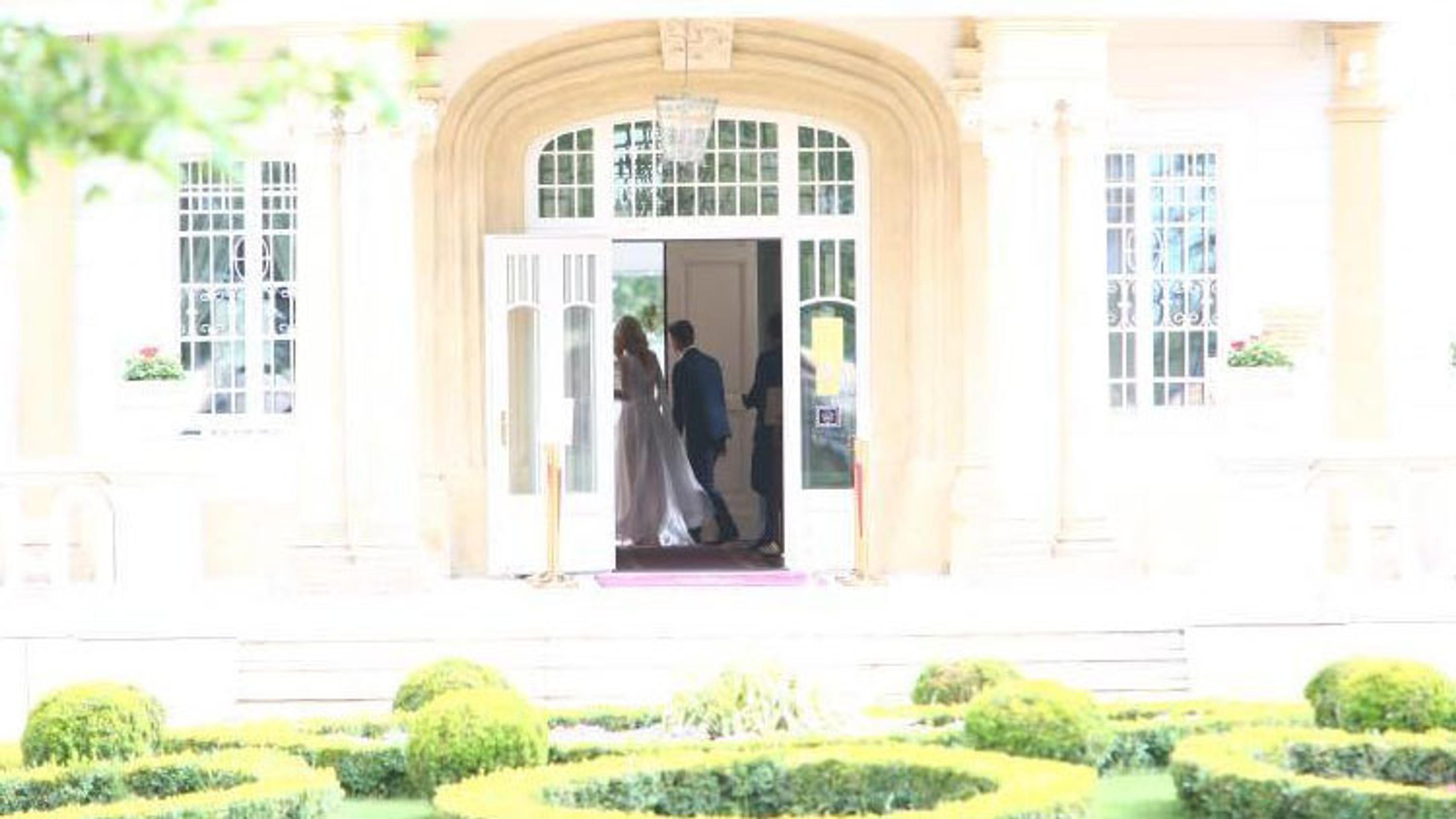 Príchody svadobčanov.