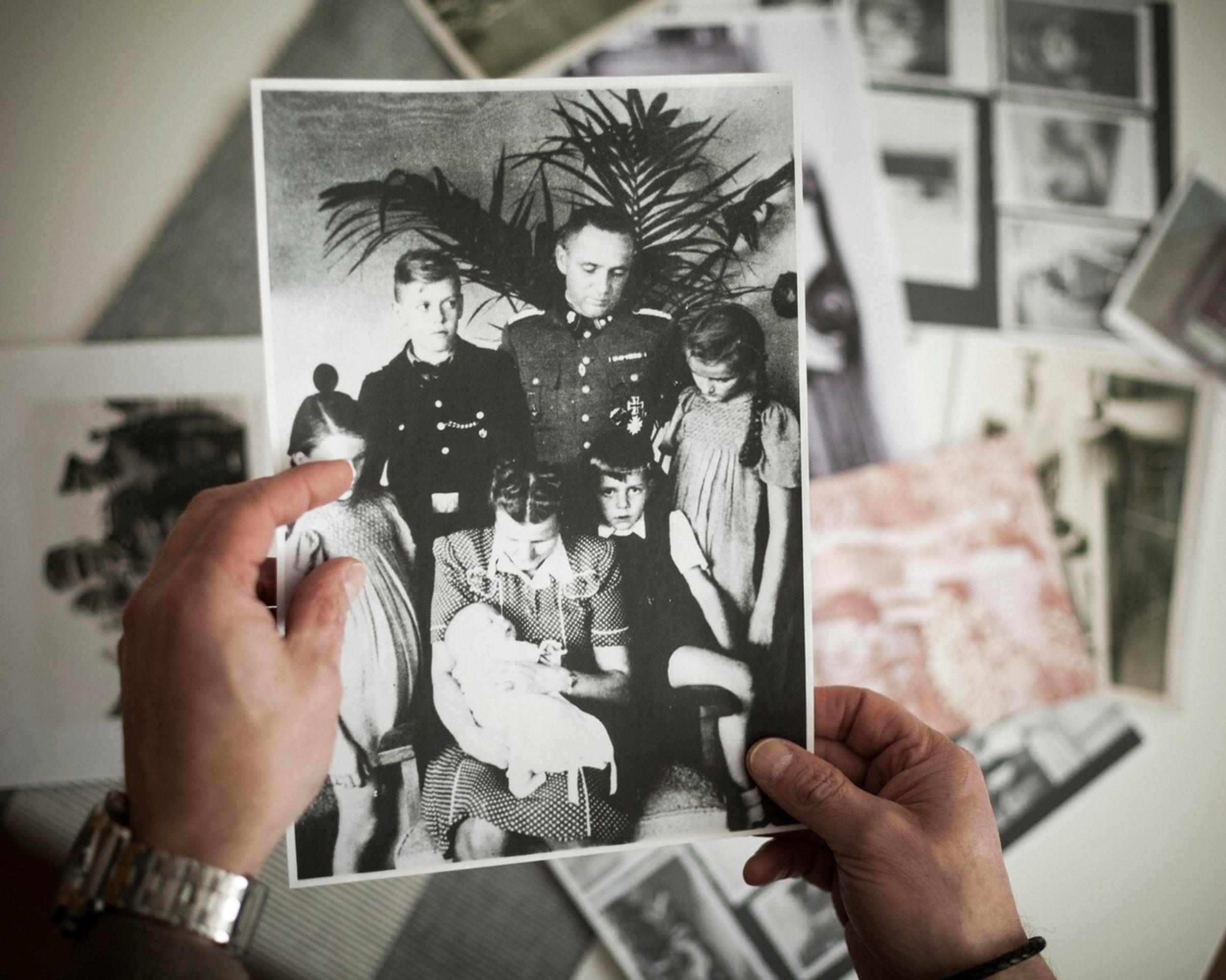 Kapitán SS Rudolf Höss s rodinou. Šéf tábora býval v dome neďaleko plynovej komory. Jeho deti mali zakázané pohybovať sa v okolí