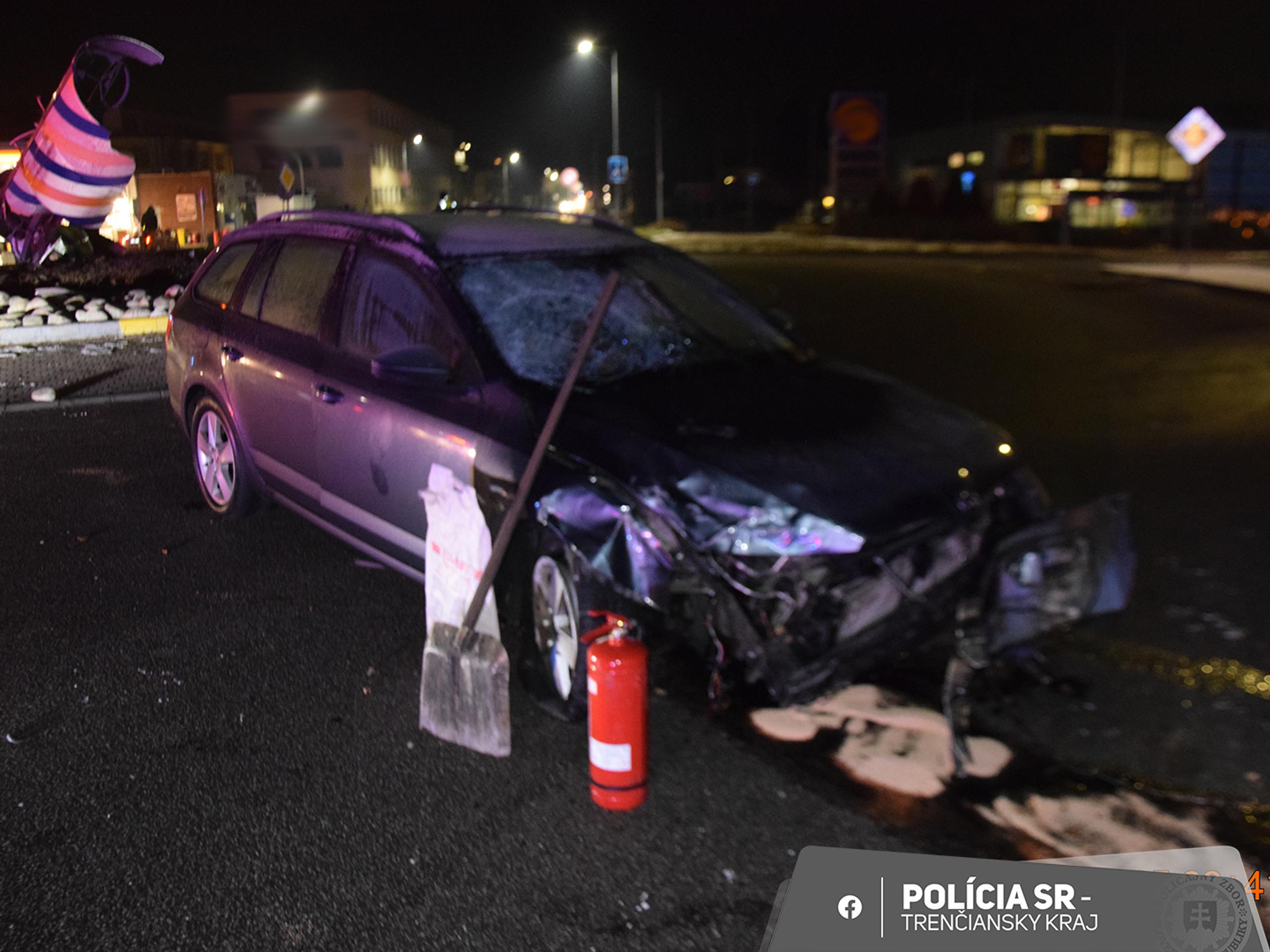 Opitý vodič zdemoloval kruhový objazd v Púchove.