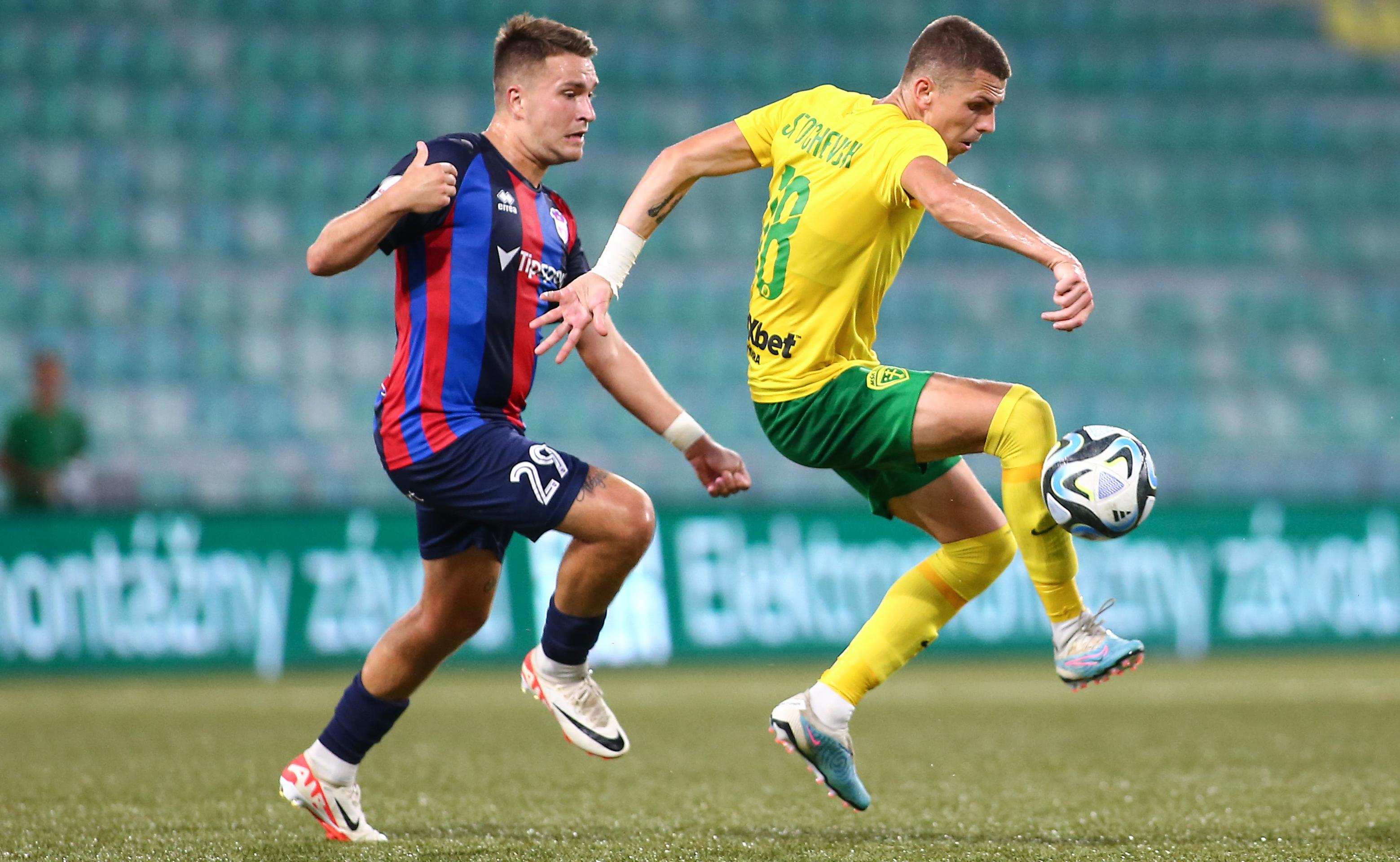 Na snímke sprava Andrej Stojčevski (Žilina) a Adam Brenkus (ViON)