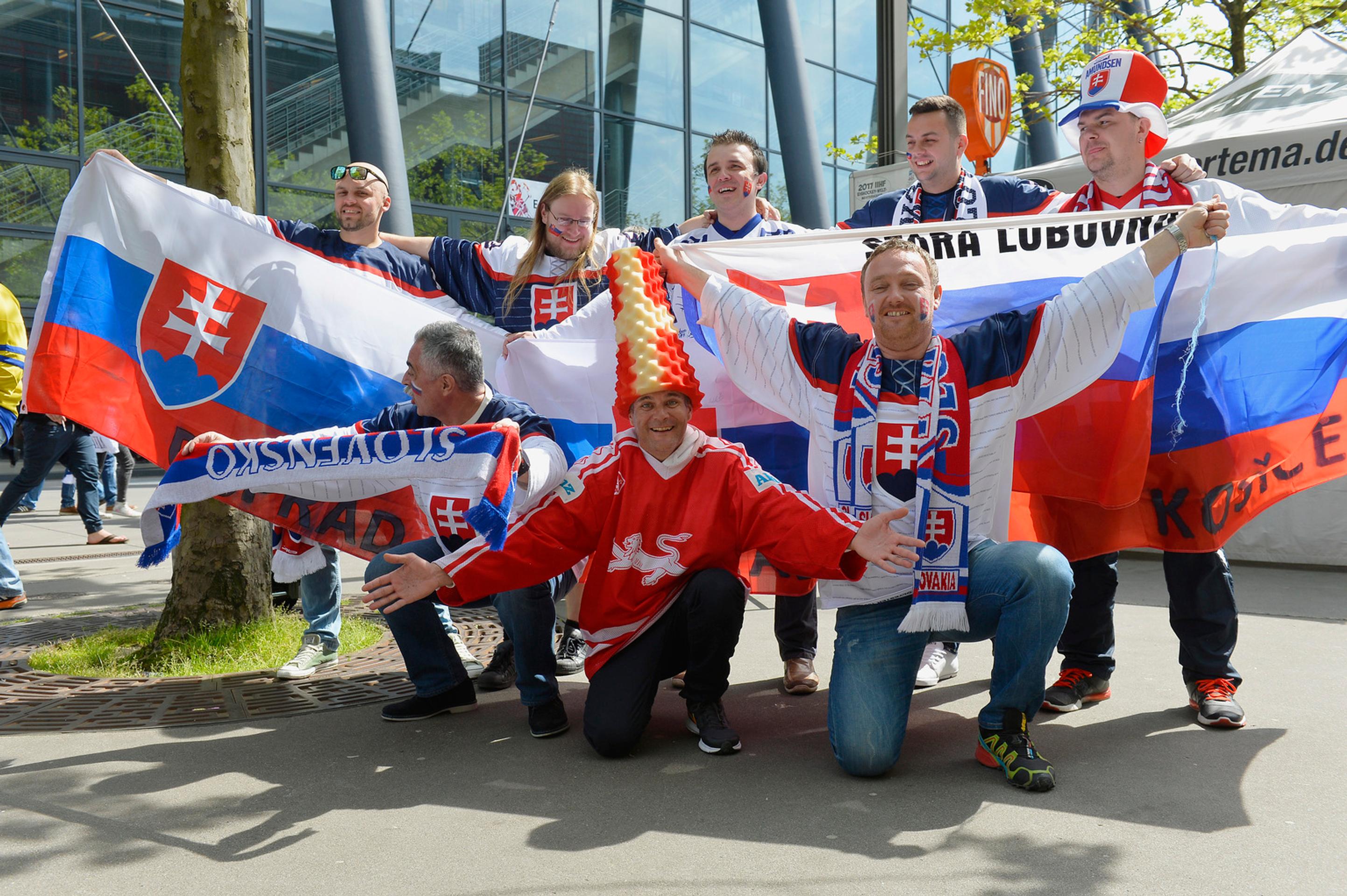 Na snímke slovenskí fanúšikovia pred zápasom Slovensko - Taliansko.