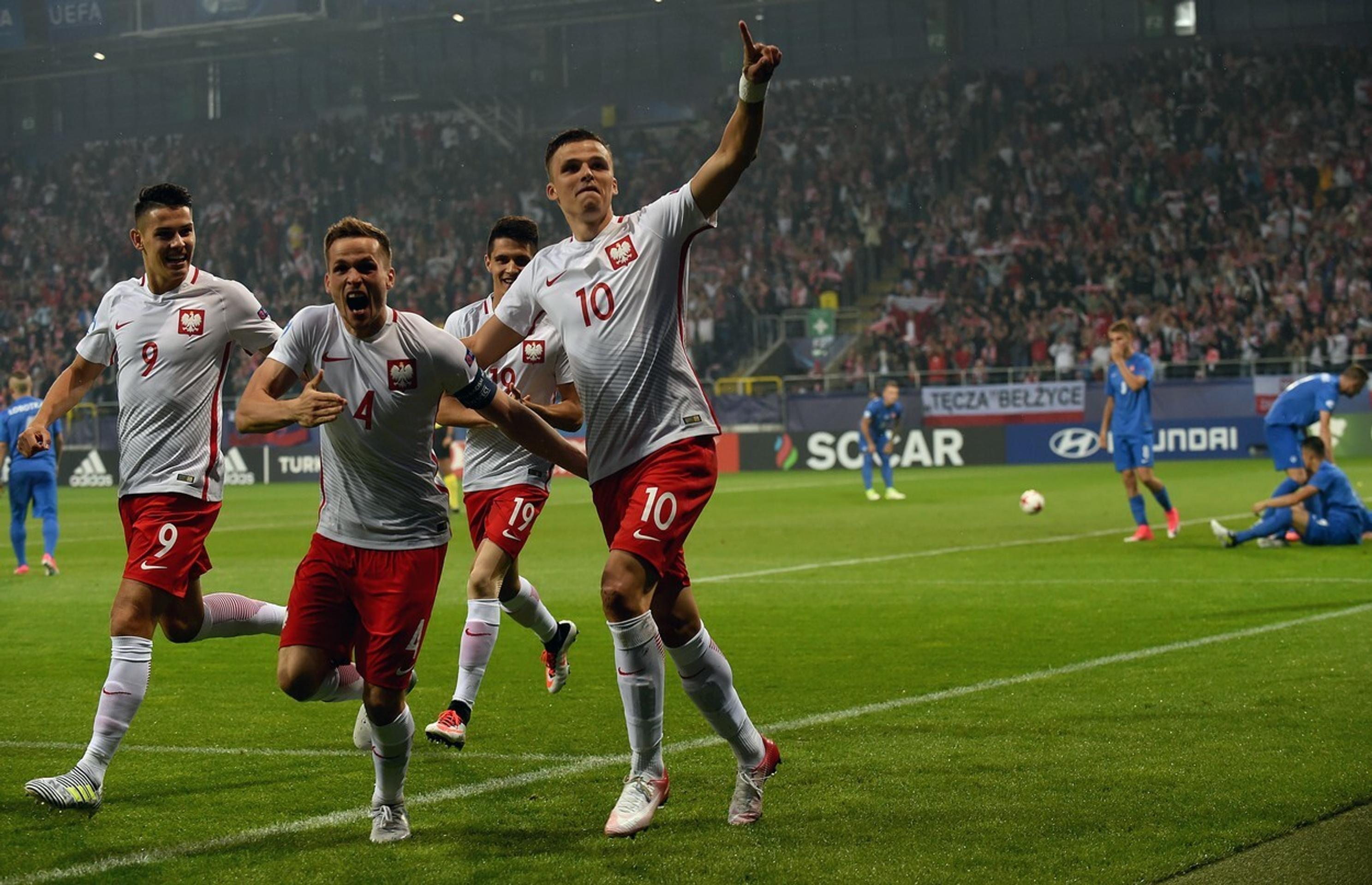 Poľskí hráči sa radujú po bleskovom úvodnom góle.