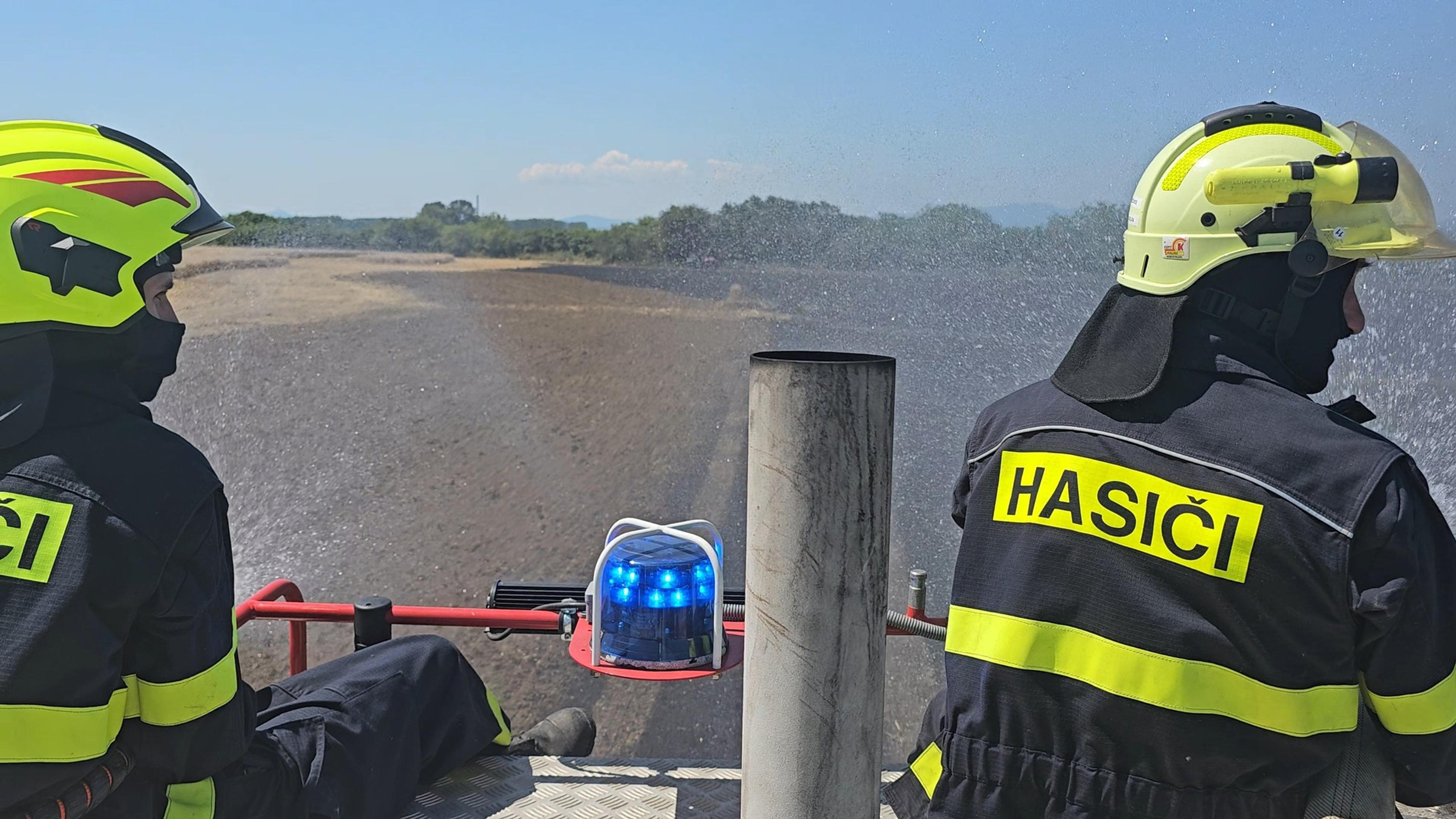 Pri obci Vijčice vypukol rozsiahly požiar na poli s obilím