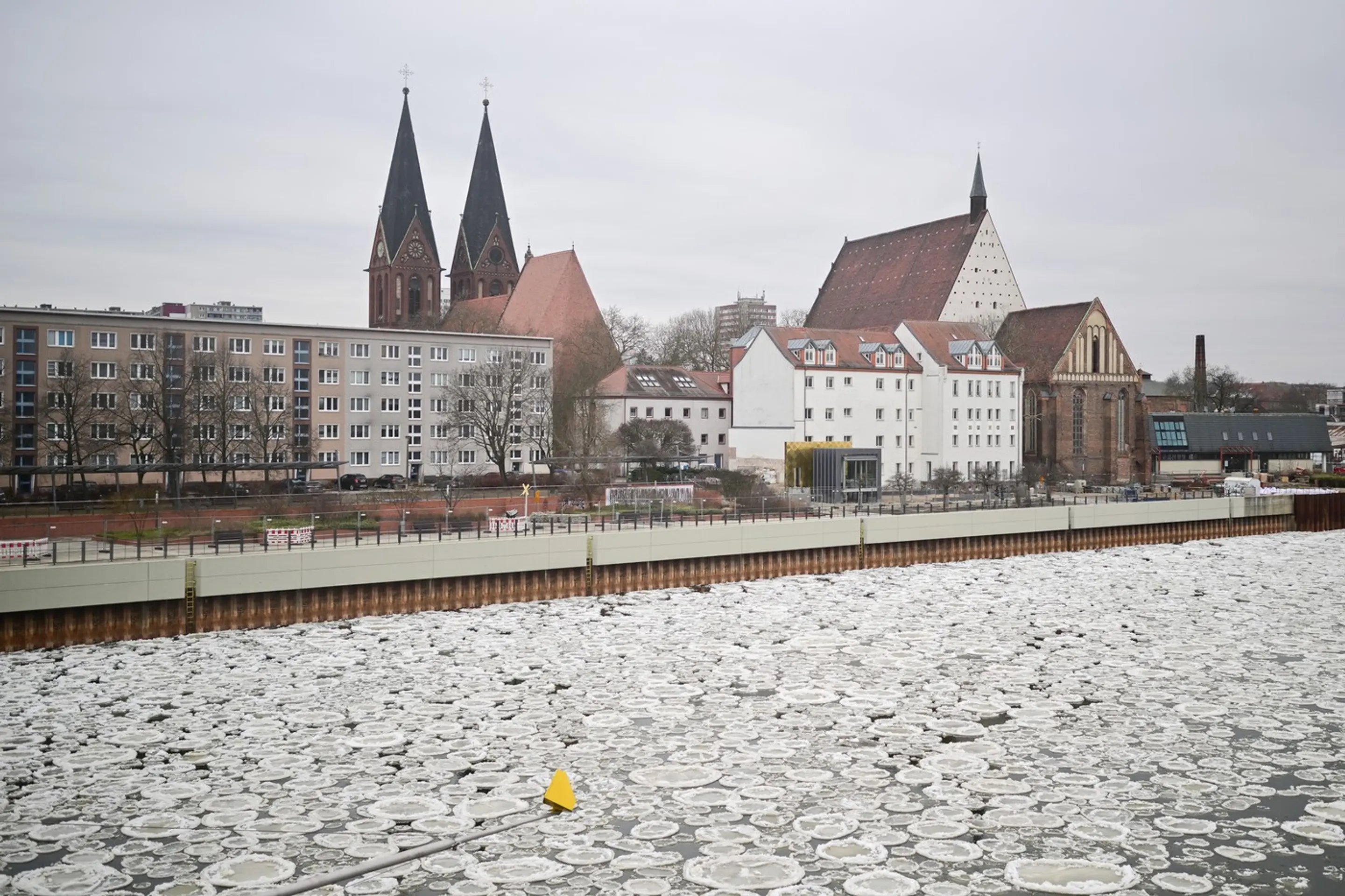 Kruhové kryhy na Odre vo Frankfurte.
