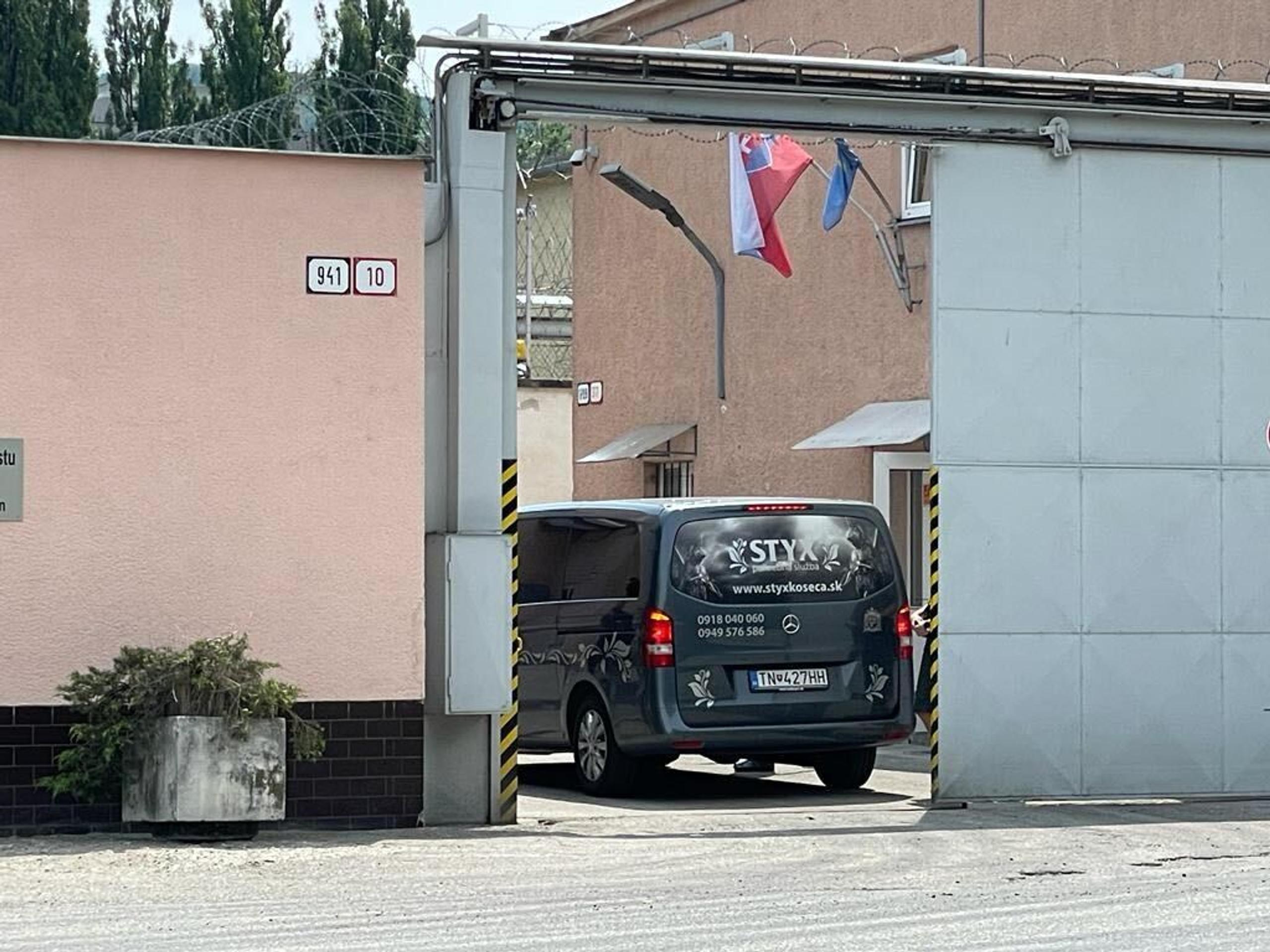 Pohrebná služba pred väznicou