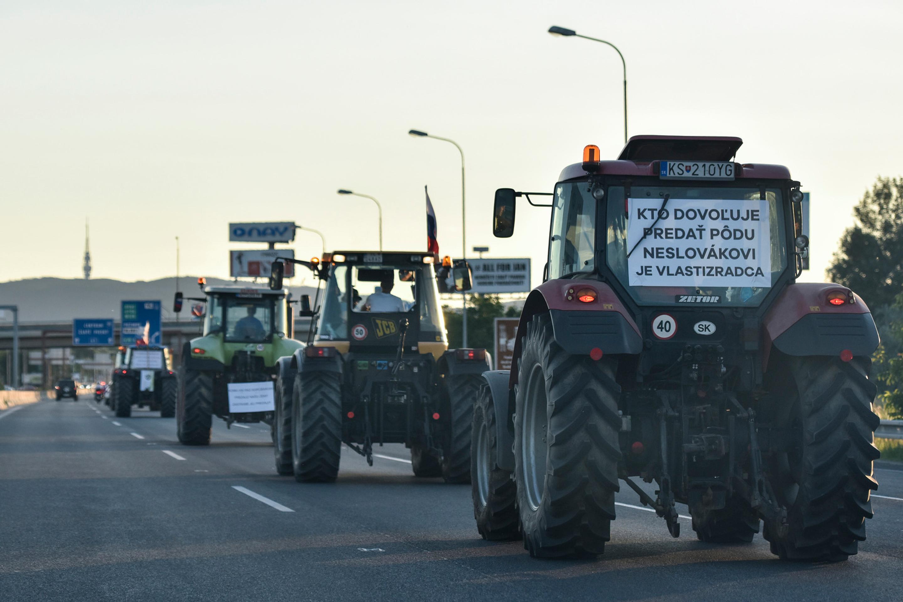 Protestná jazda farmárov z Michaloviec do Bratislavy za lepšie podmienky v poľnohospodárstve.