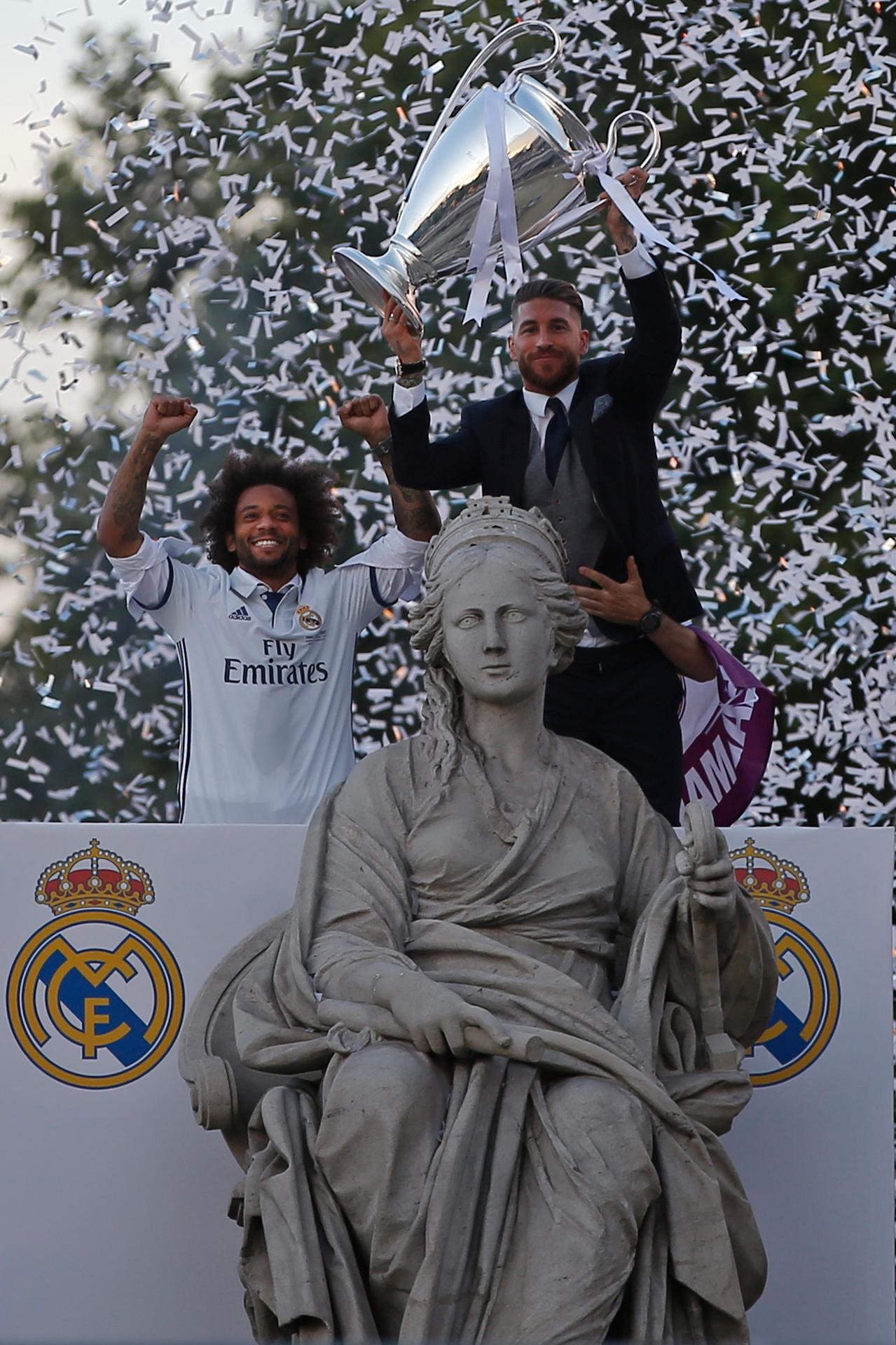 Marcelo a Ramos s trofejou na madridskom námestí Cibeles.