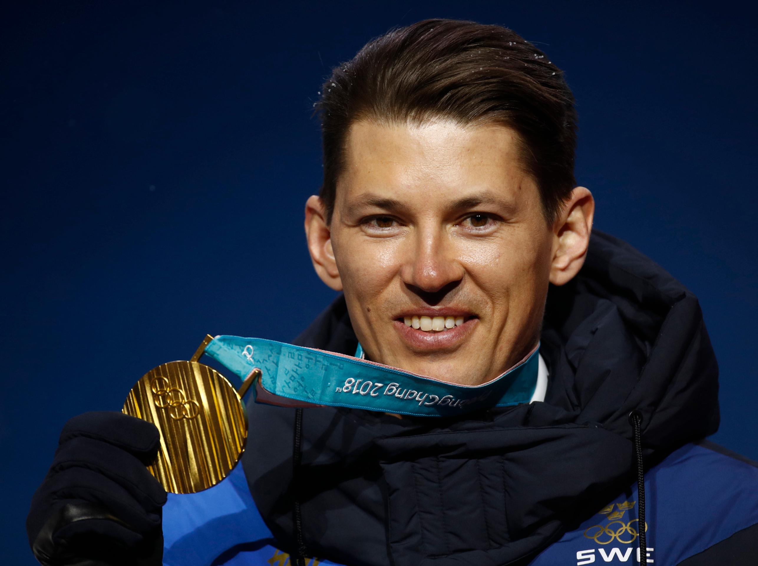 Švédsky lyžiar André Myhrer pózuje so zlatou medailou v slalome na ZOH 2018.