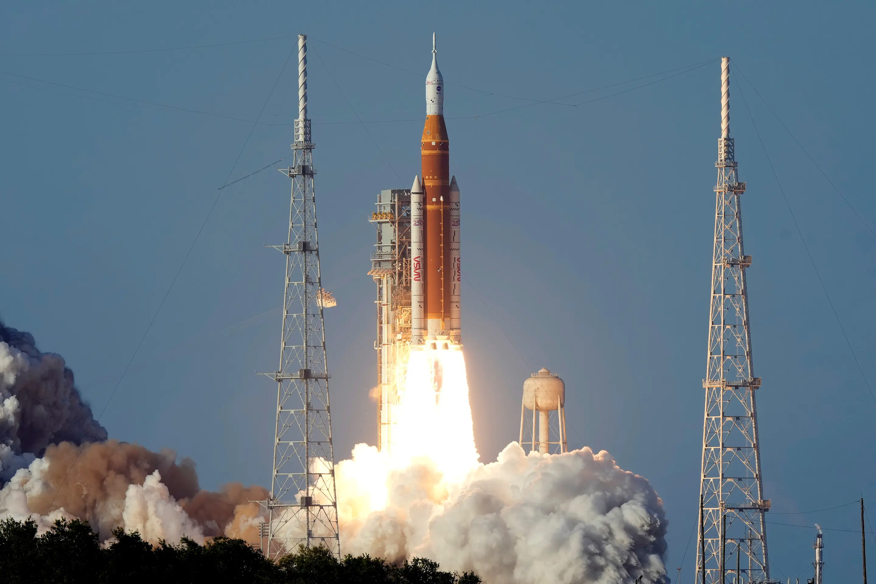 Raketa SLS odštartovala k Mesiacu.