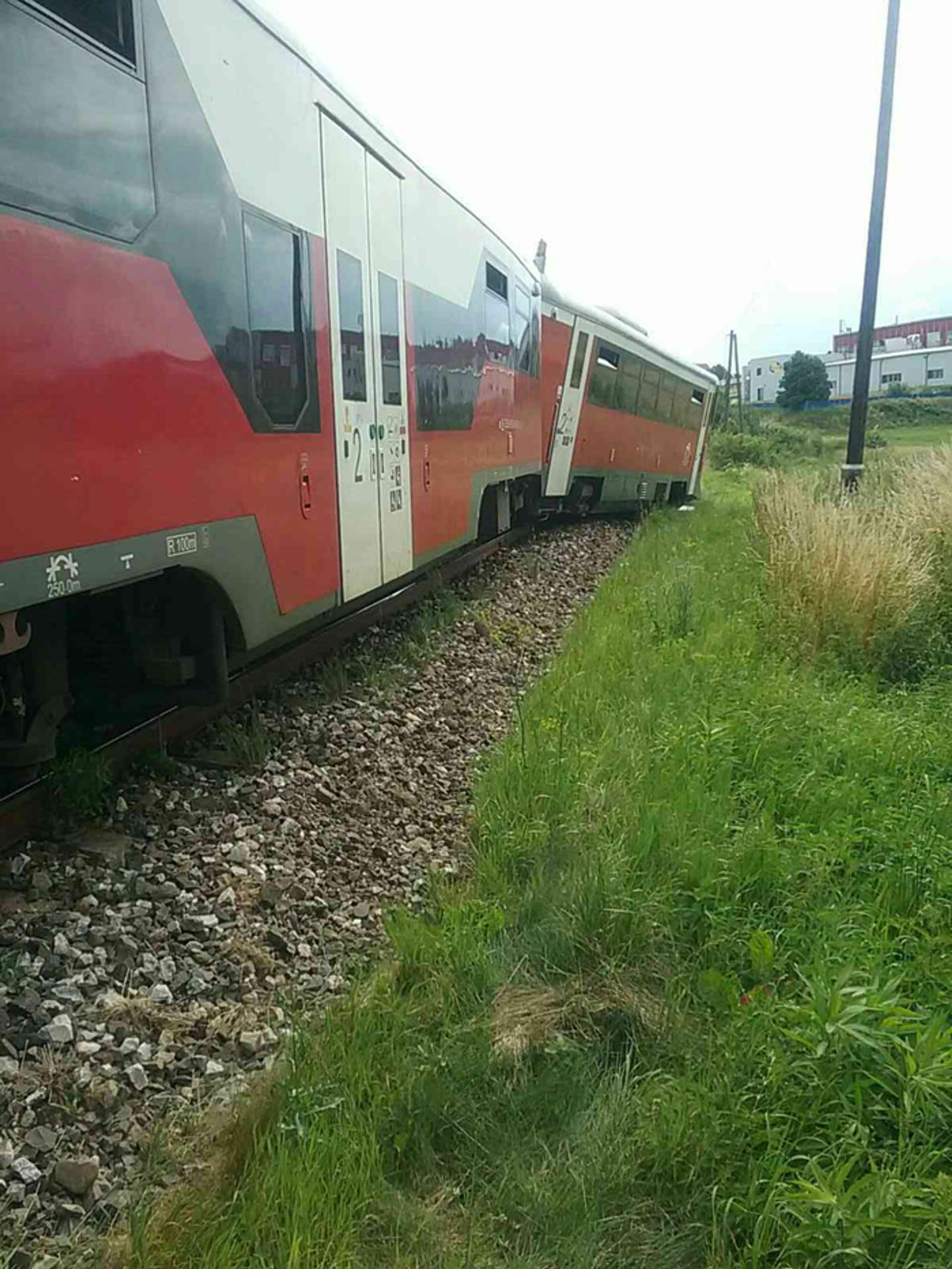 Vykoľajený osobný vlak po zrážke s osobným autom v meste Spišská Belá, časť Strážky.