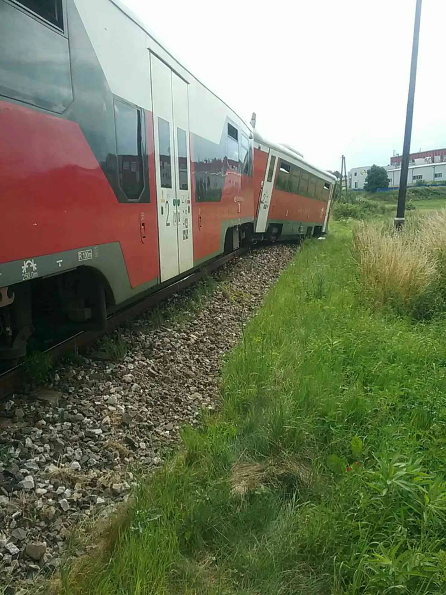 Vykoľajený osobný vlak po zrážke s osobným autom v meste Spišská Belá, časť Strážky.