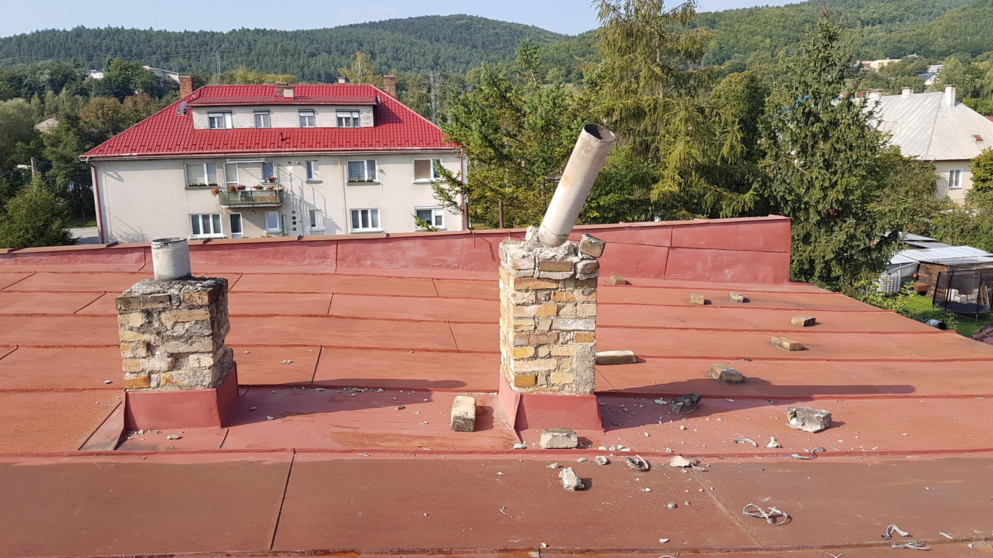 Do komína udrel blesk.