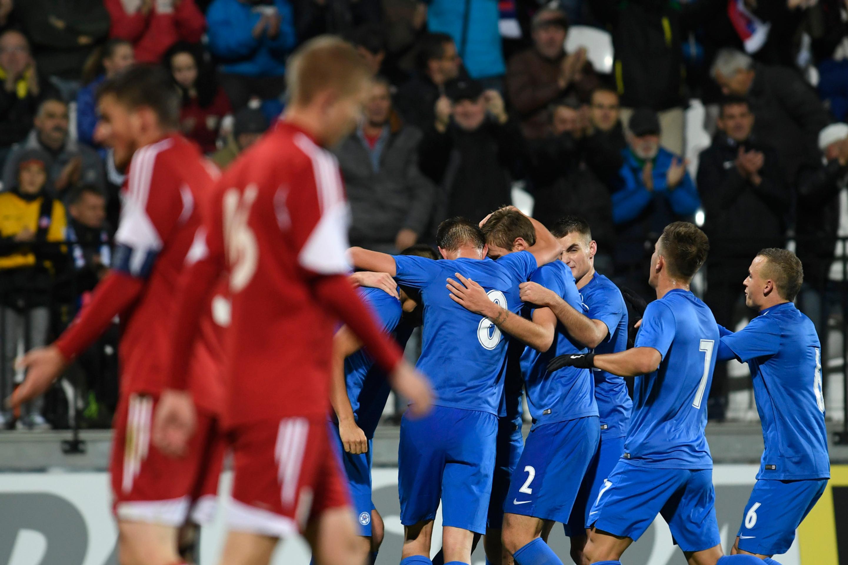Radosť slovenských reprezentantov do 21 rokov po góle Pavla Šafranka proti Bielorusku v kvalifikácii ME 2017.