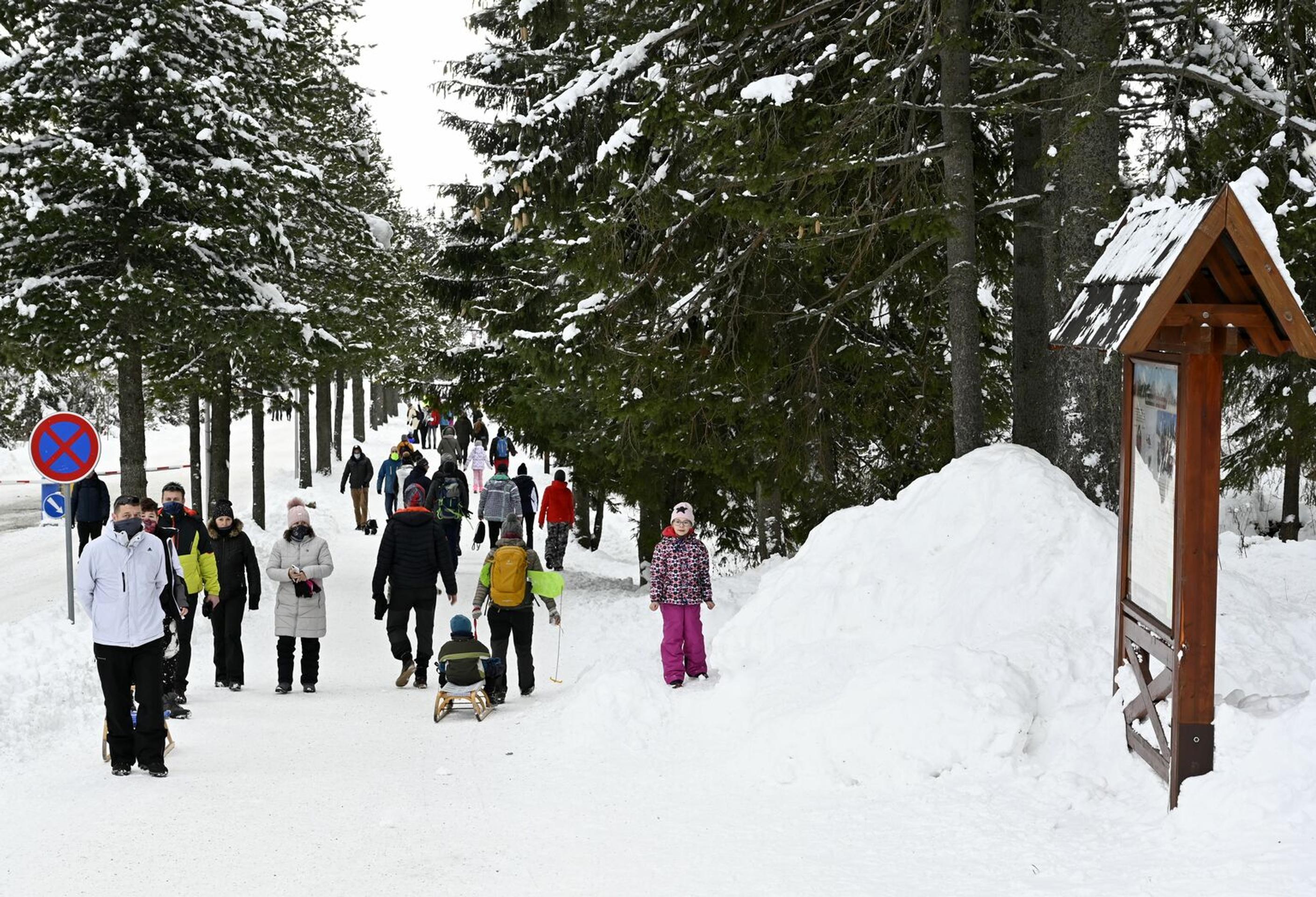 Daniil Kvyat s (dnes už) expriateľkou Kelly Piquet a dcérkou v novembri 2019