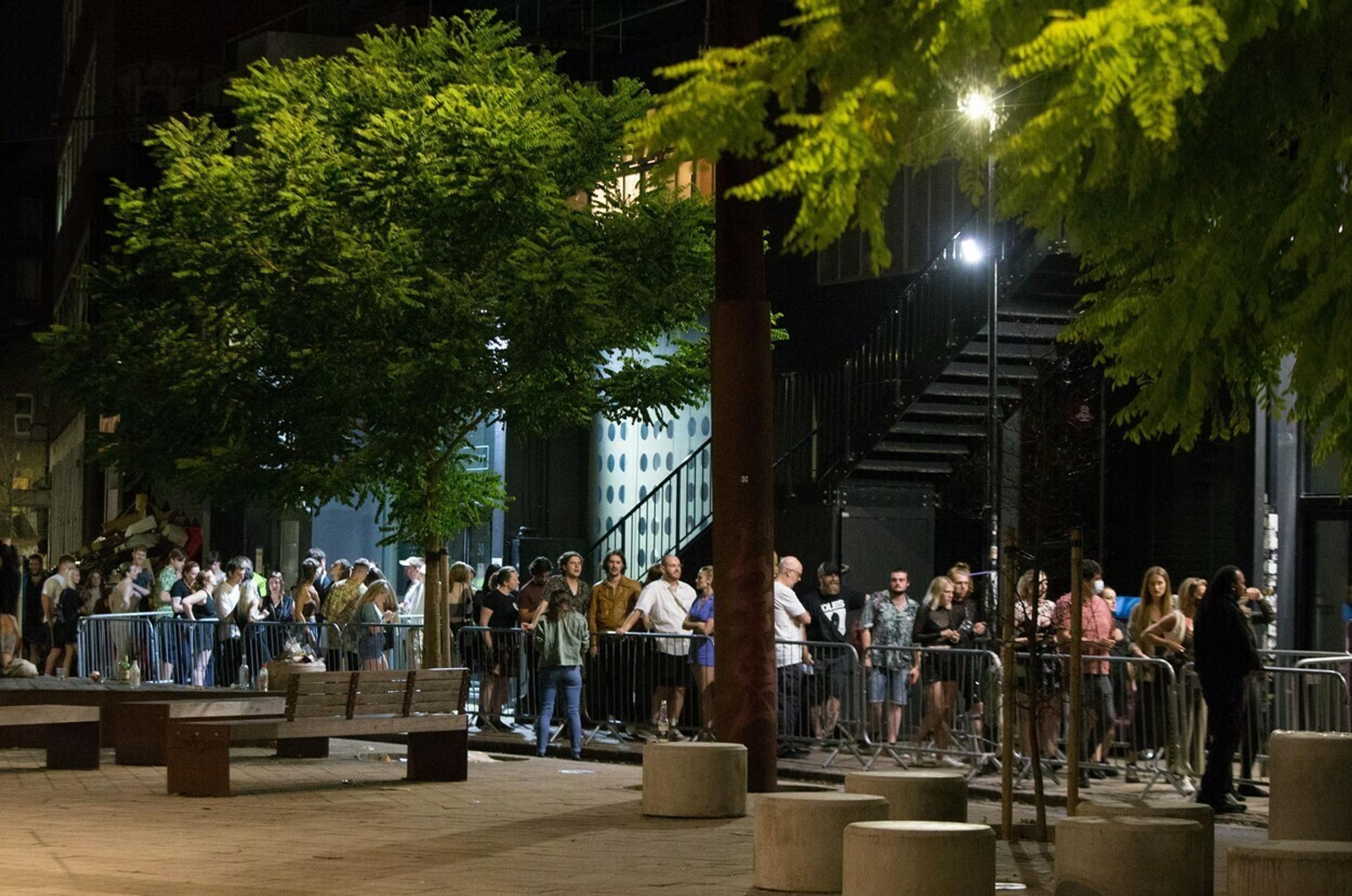 Uvoľnenie opatrení v Anglicku vzali mladí útokom