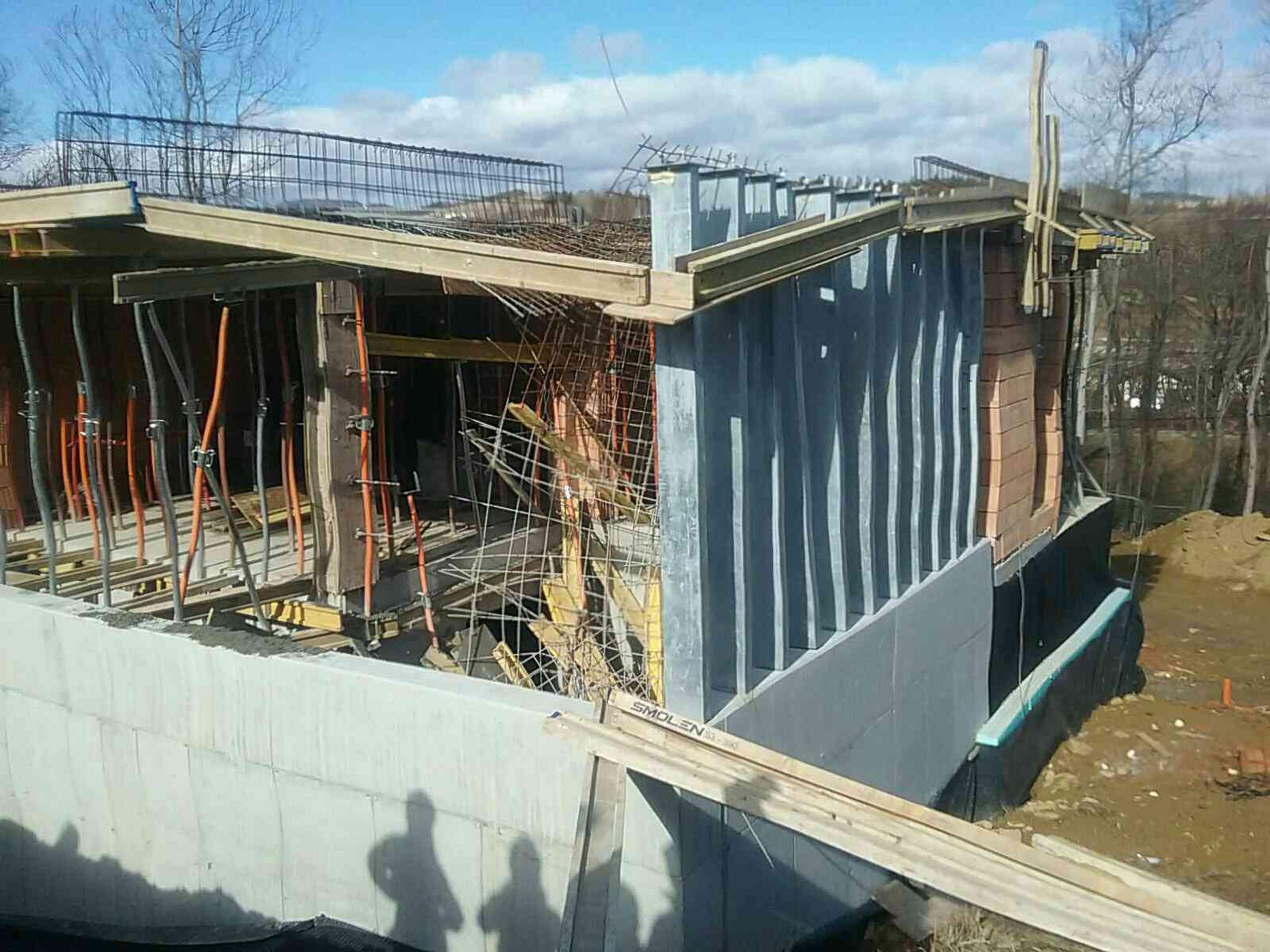 Pri stavbe rodinného domu sa pod robotníkmi prepadlo šalovacie debnenie.