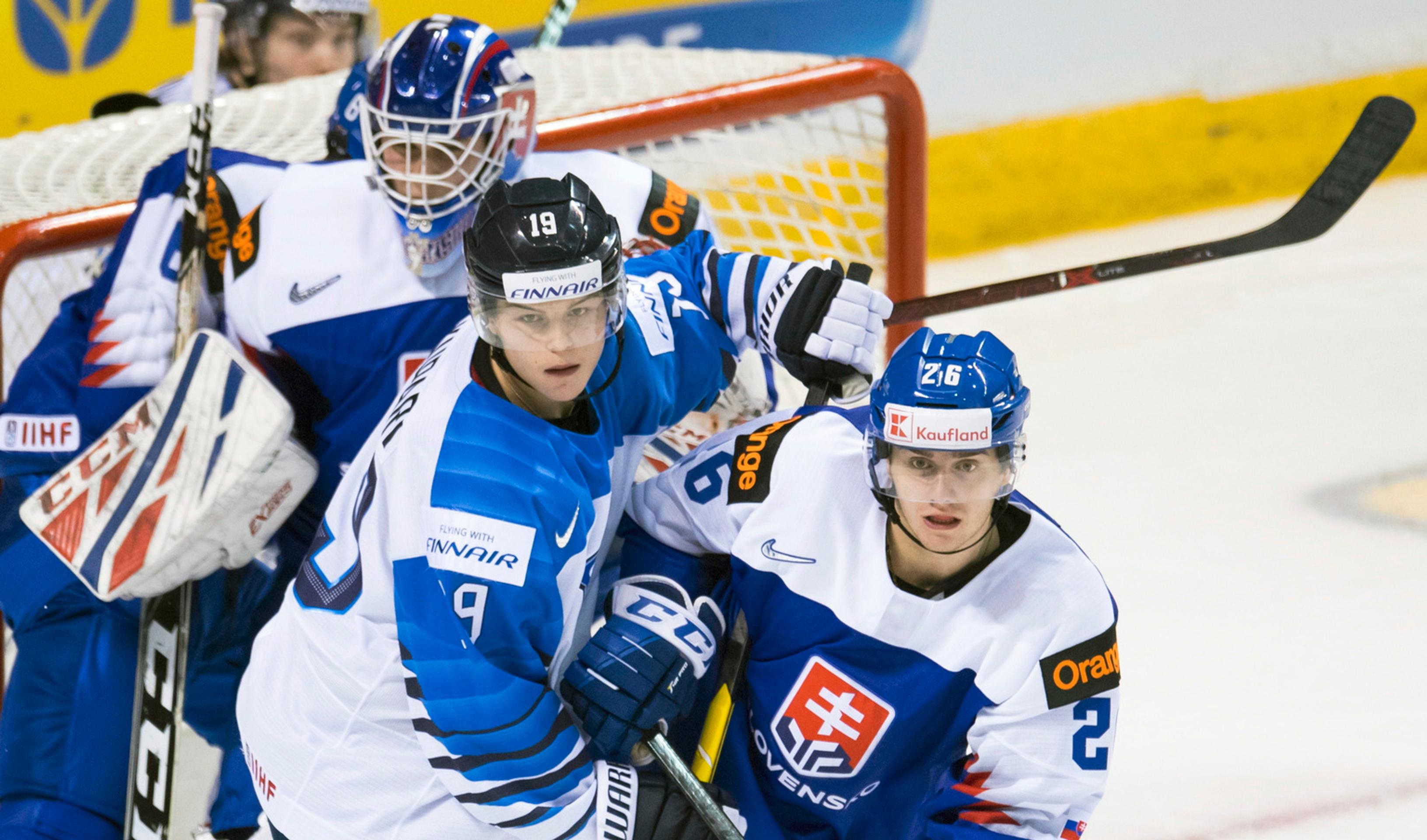 Marek Korenčík (v strede) s dvojicou Fínov, vľavo Kaapo Kakko a Eeli Tolvanen na MS do 20 rokov.