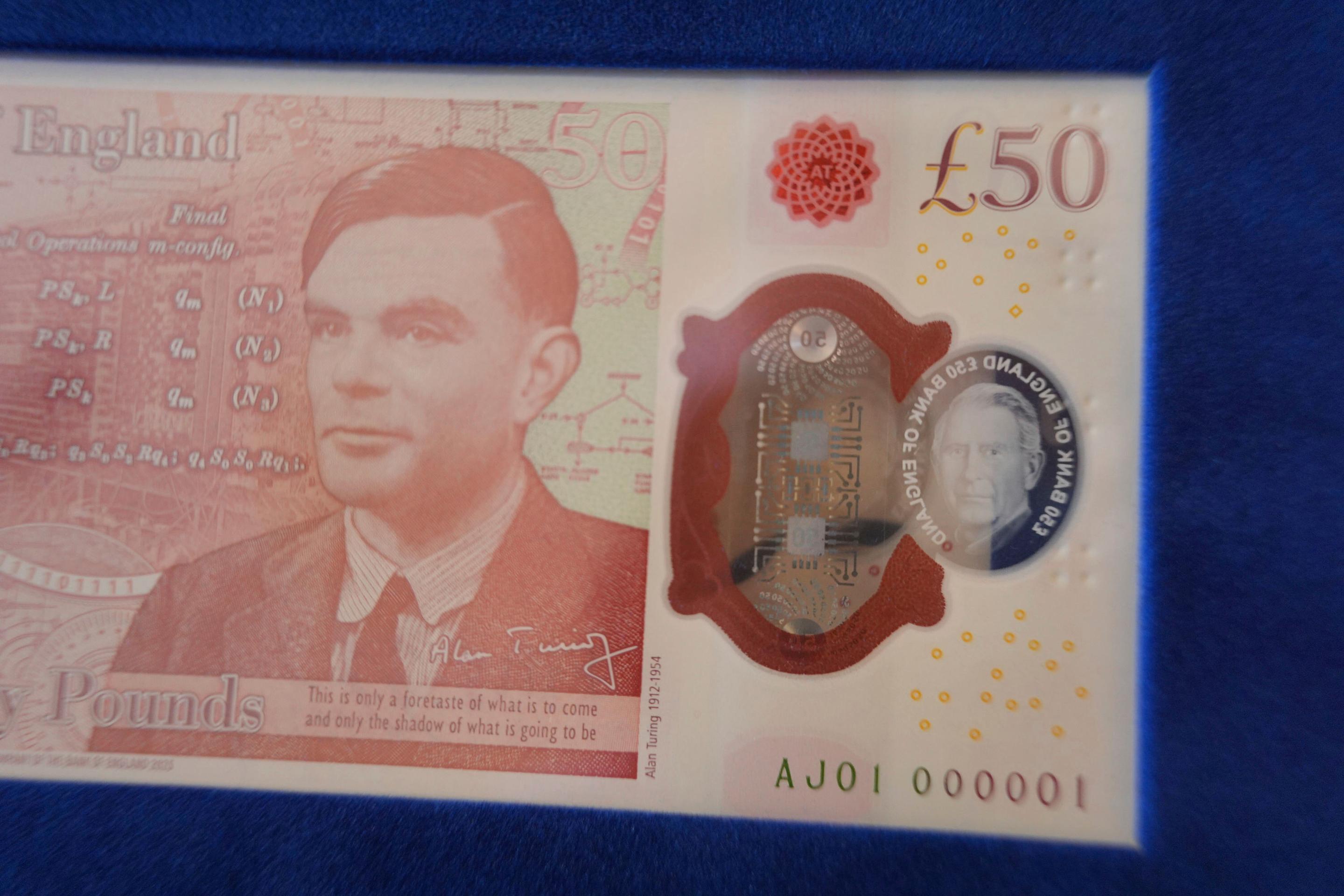 Britský kráľ si prezrel prvé bankovky so svojím portrétom