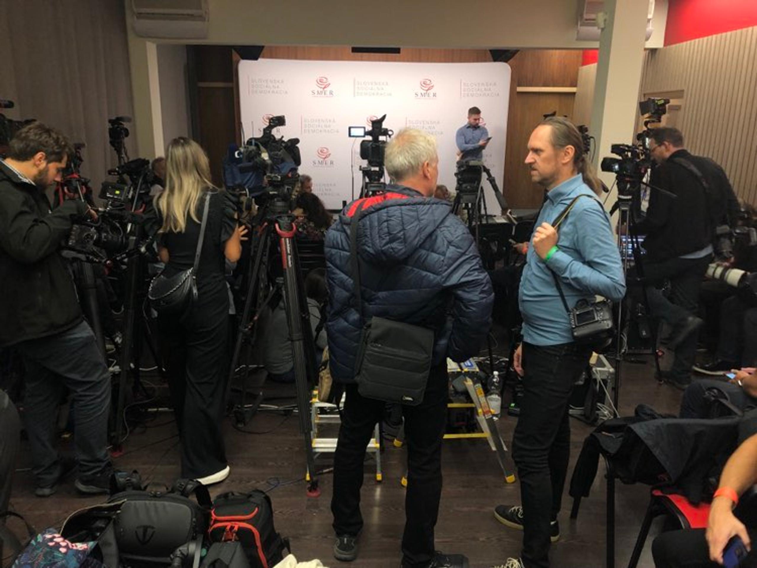 Novinári v centrále Smeru