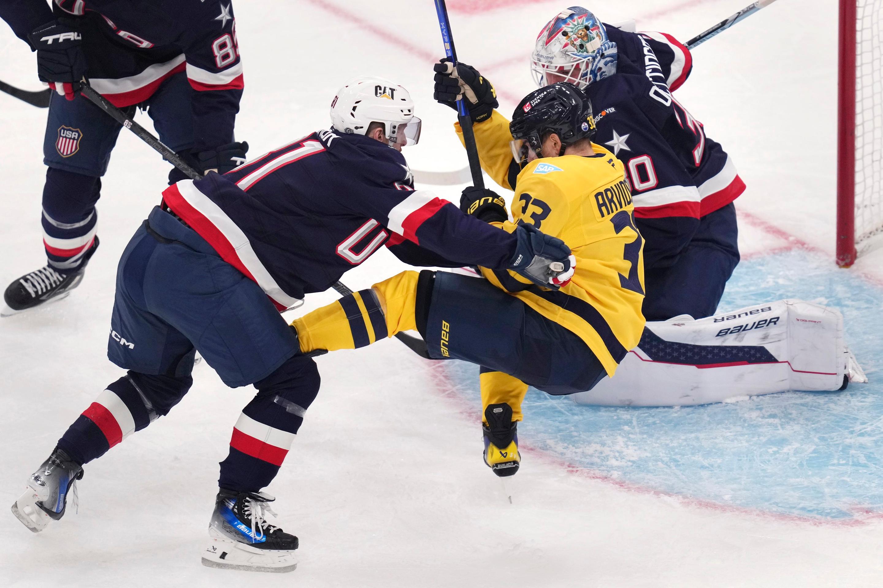 Kyle Connor a Viktor Arvidson v súboji.