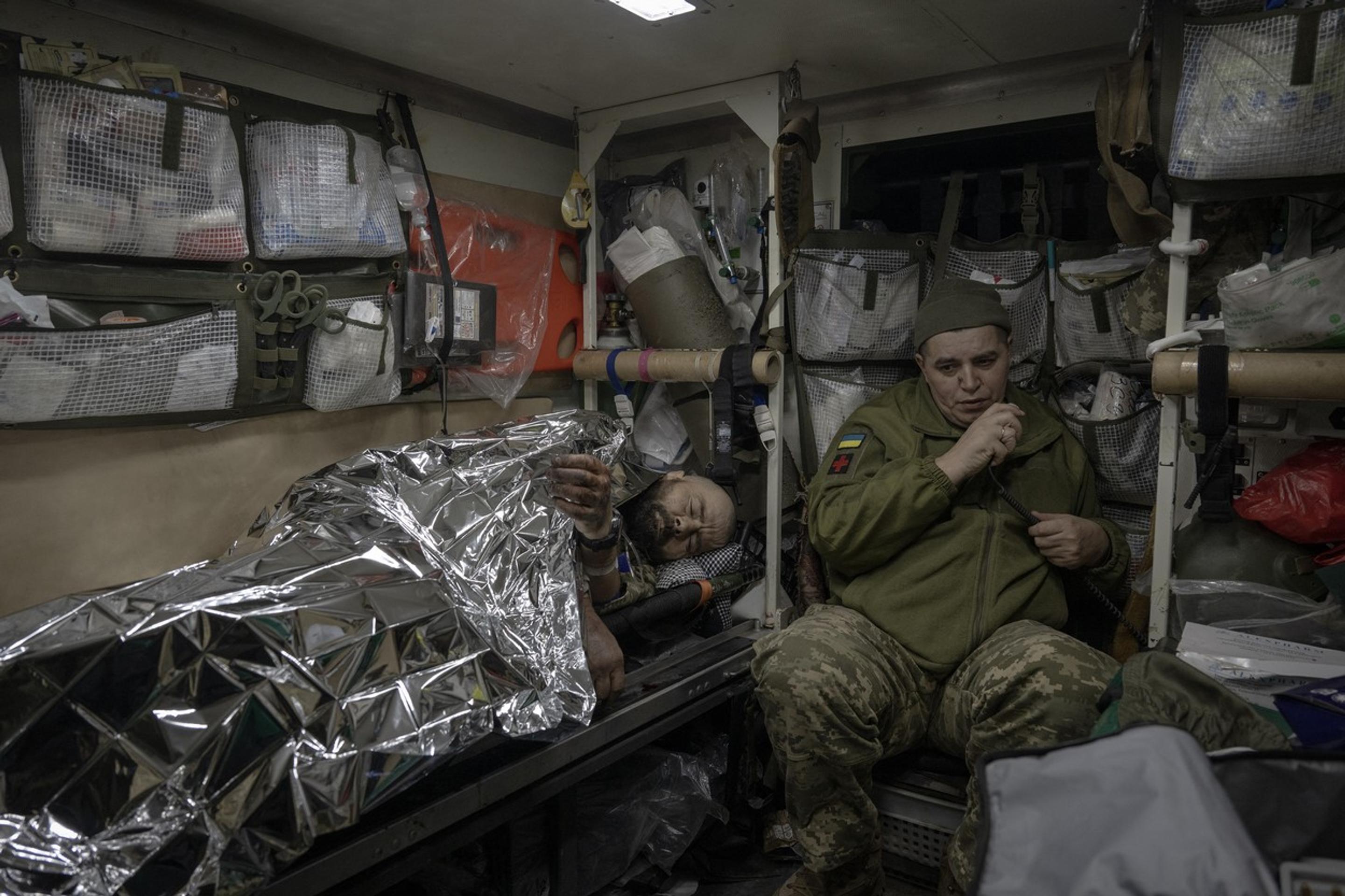 Zranený ukrajinský vojak odpočíva v bunkri v Avdijivke.