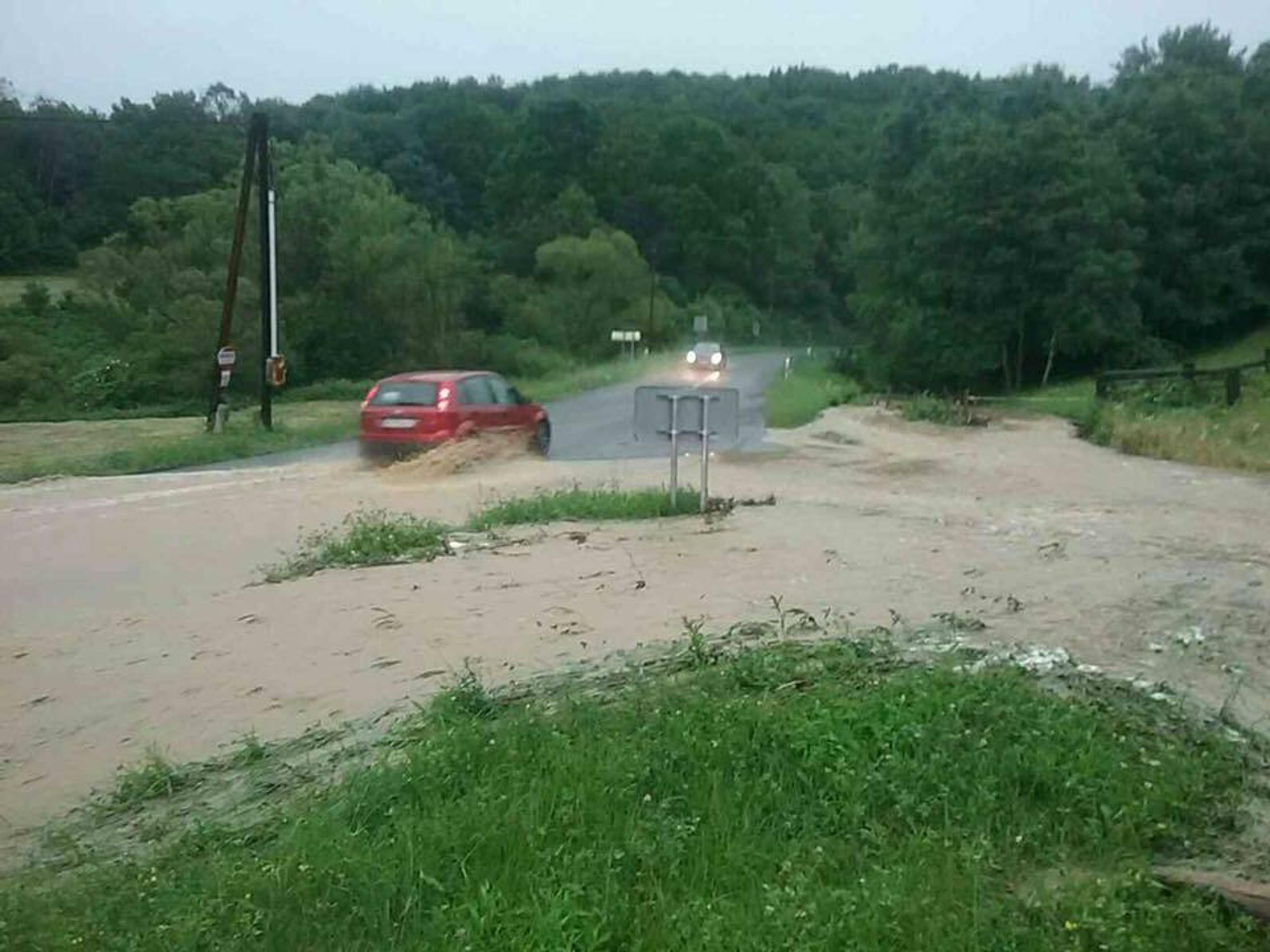 Hasiči zasahujú v mnohých miestach.