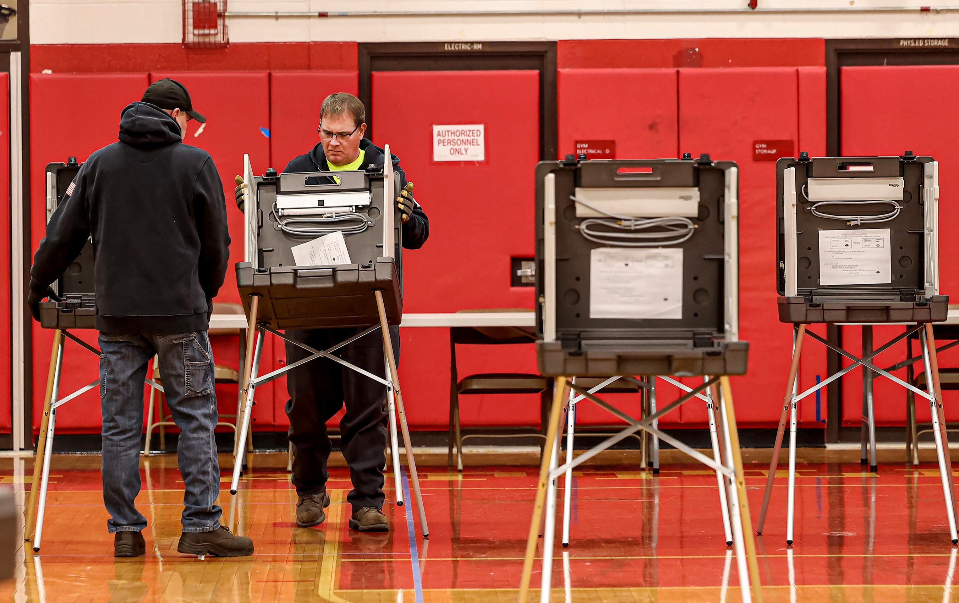 Prípravy na hlasovanie v americkom štáte Massachussets deň pred prezidentskými voľbami v USA