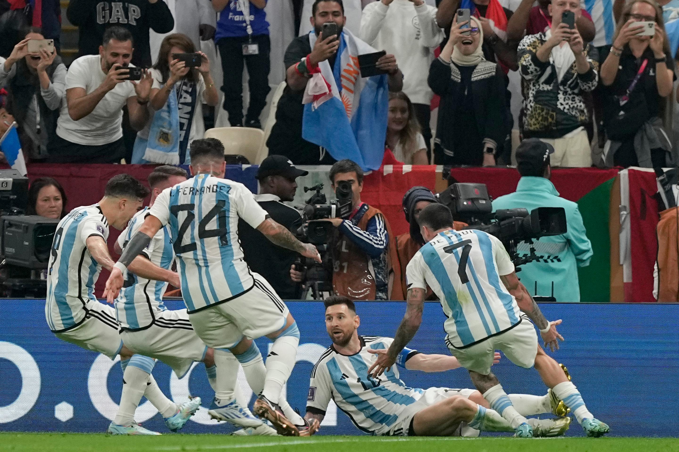 Argentínčania oslavujú svoj prvý gól