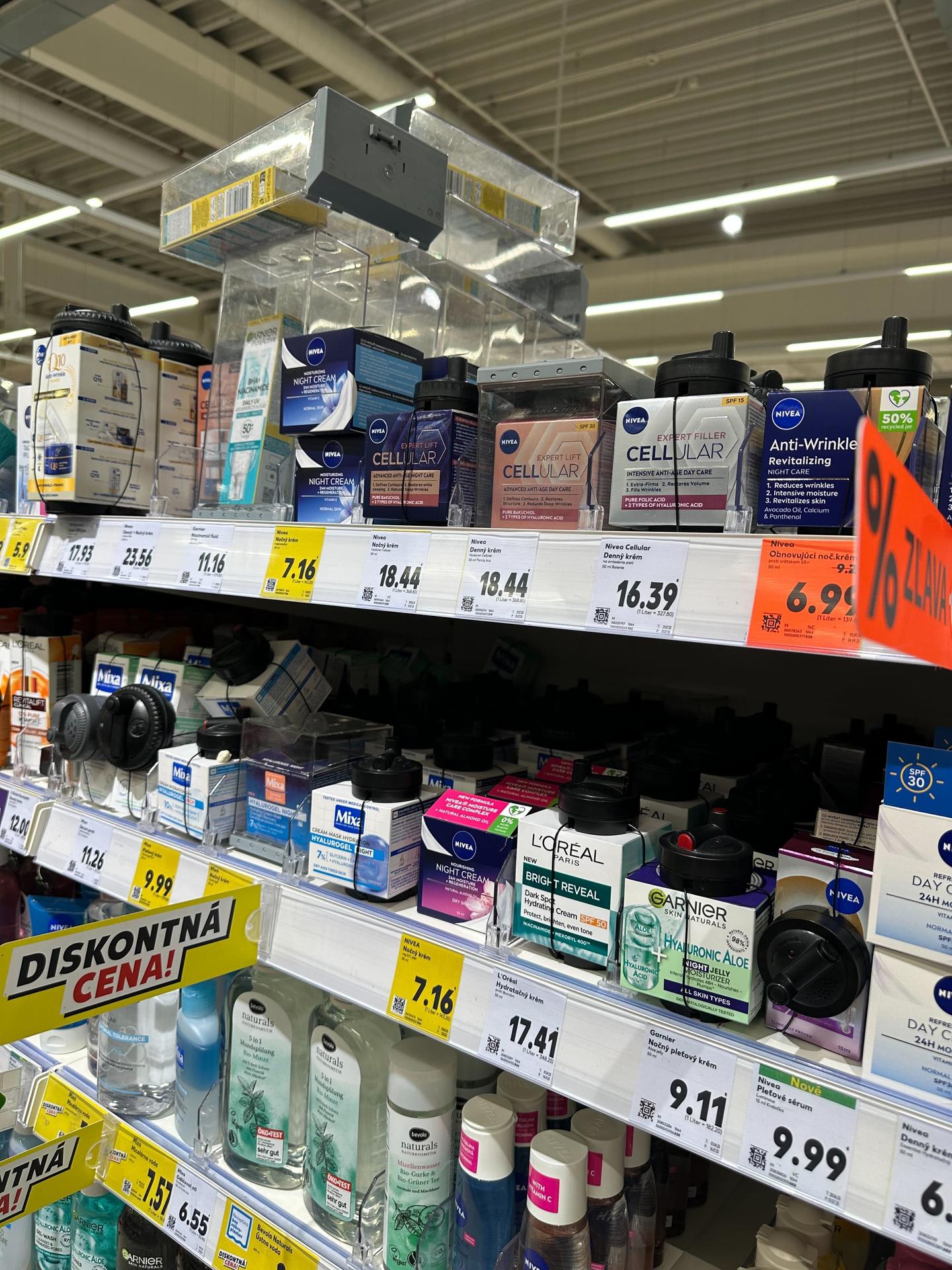 Ochrannými čipmi obchody chránia aj drogériu a kozmetiku