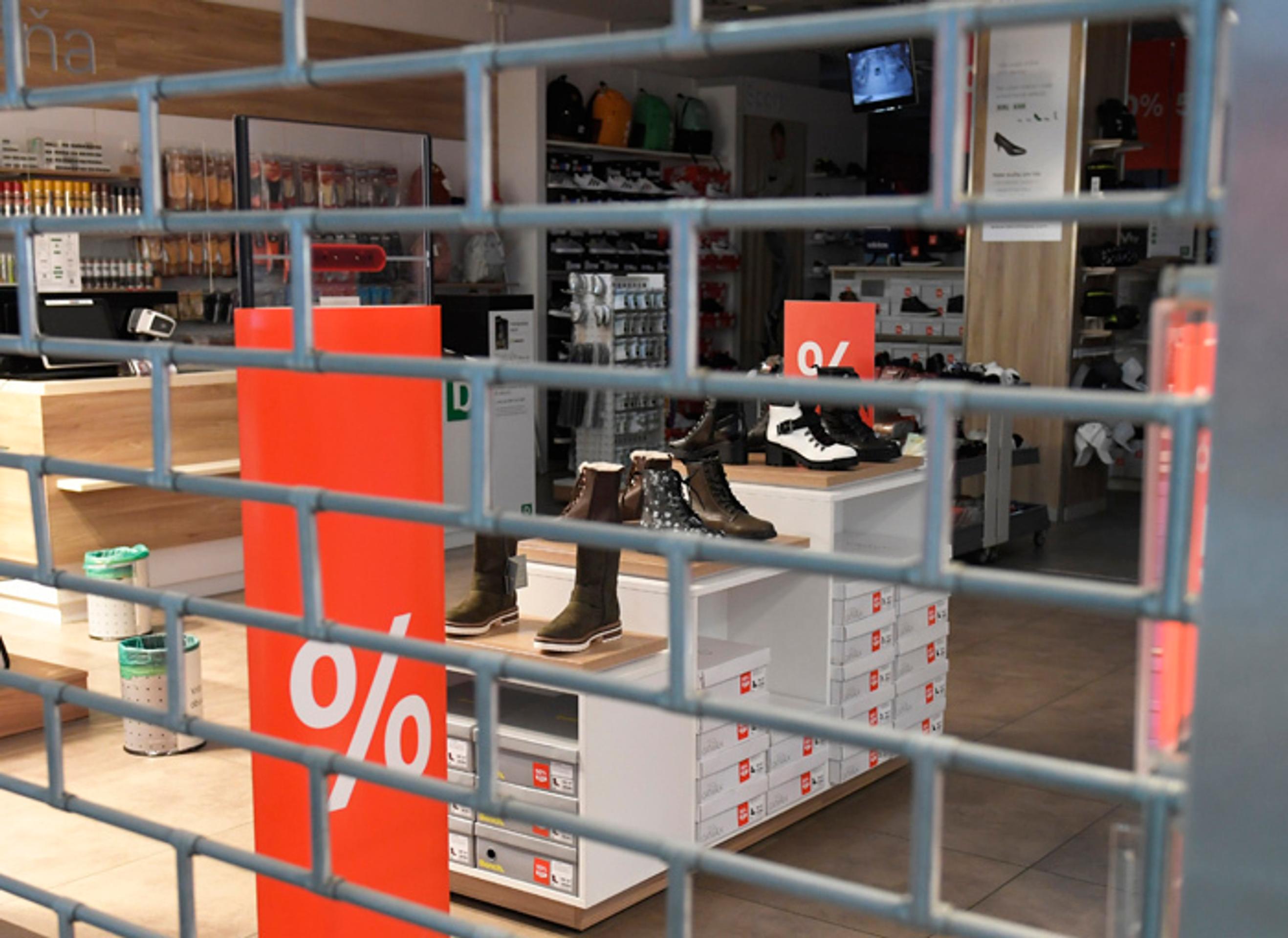 Takumi Minamino oslavuje svoj premiérový zásah v Premier League.