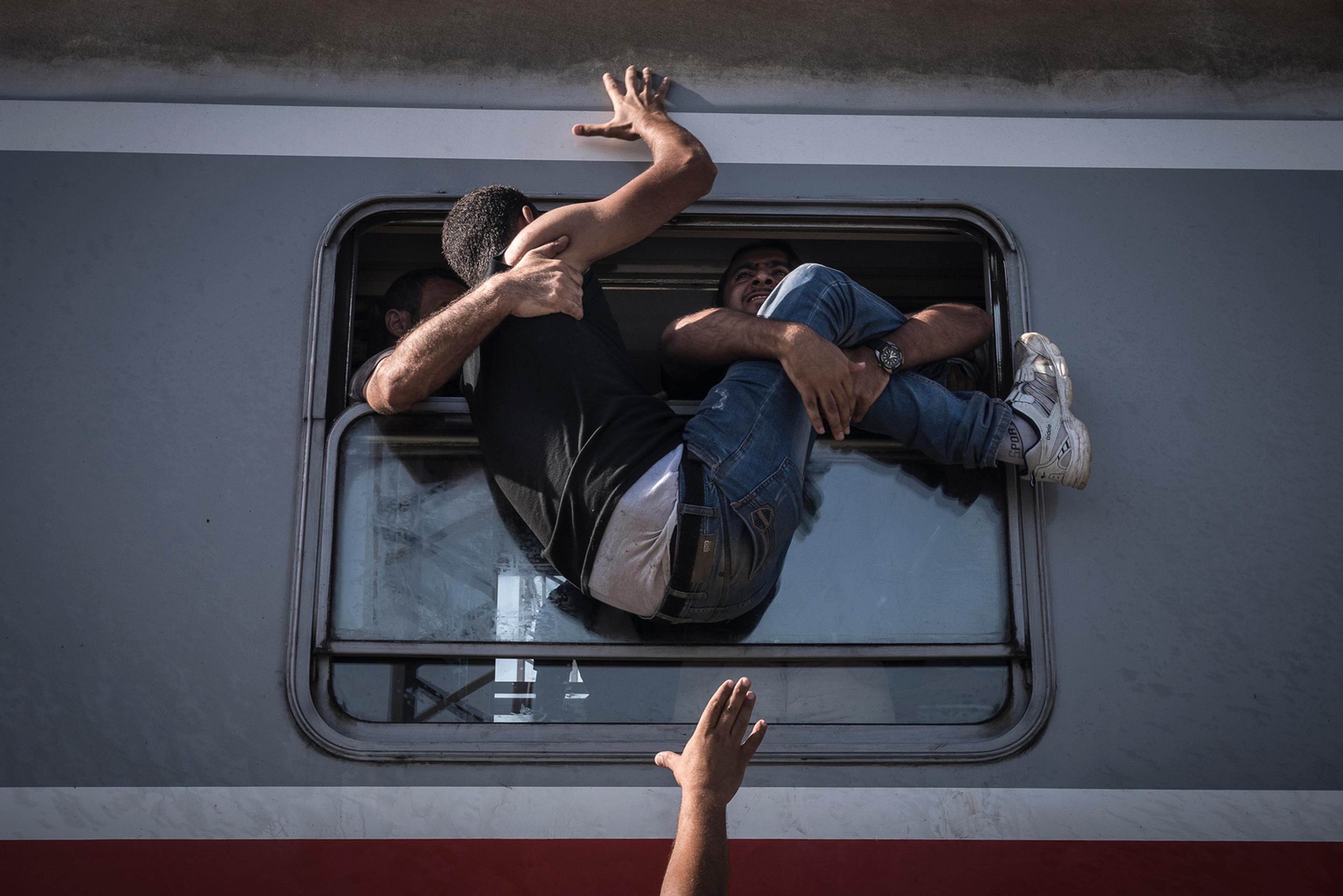 Snímka "Reporting Europe's Refugee Crisis" od ruského fotografa Sergeja Ponomarova, ktorá získala prvú cenu v kategórii Udalosť.
