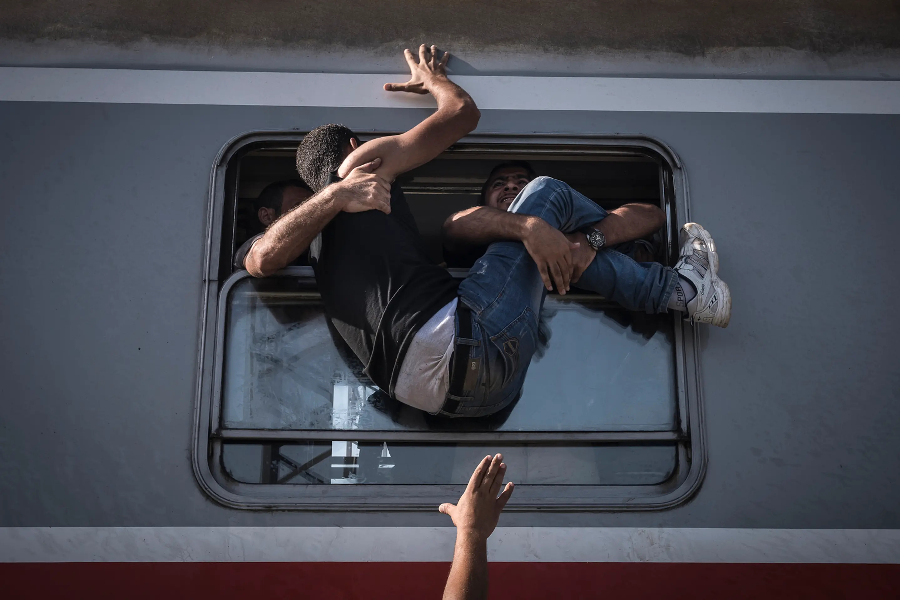 Snímka "Reporting Europe's Refugee Crisis" od ruského fotografa Sergeja Ponomarova, ktorá získala prvú cenu v kategórii Udalosť.