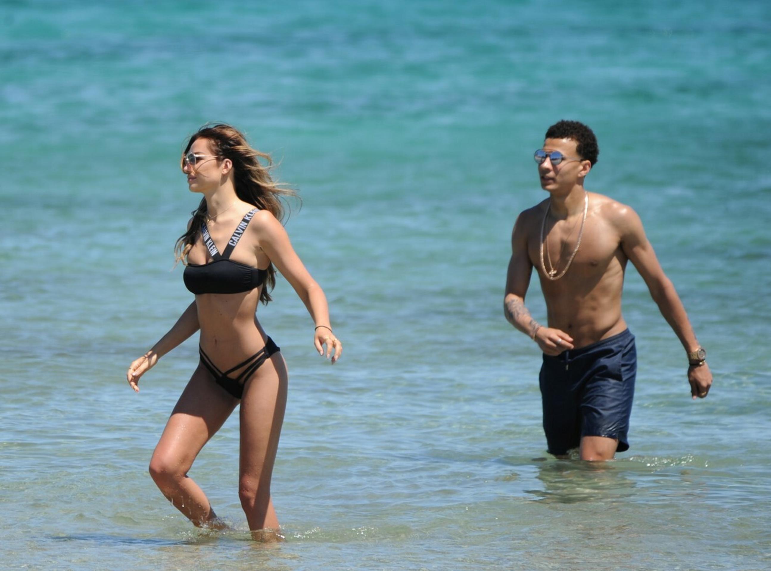 Ruby Mae a Dele Alli na pláži.