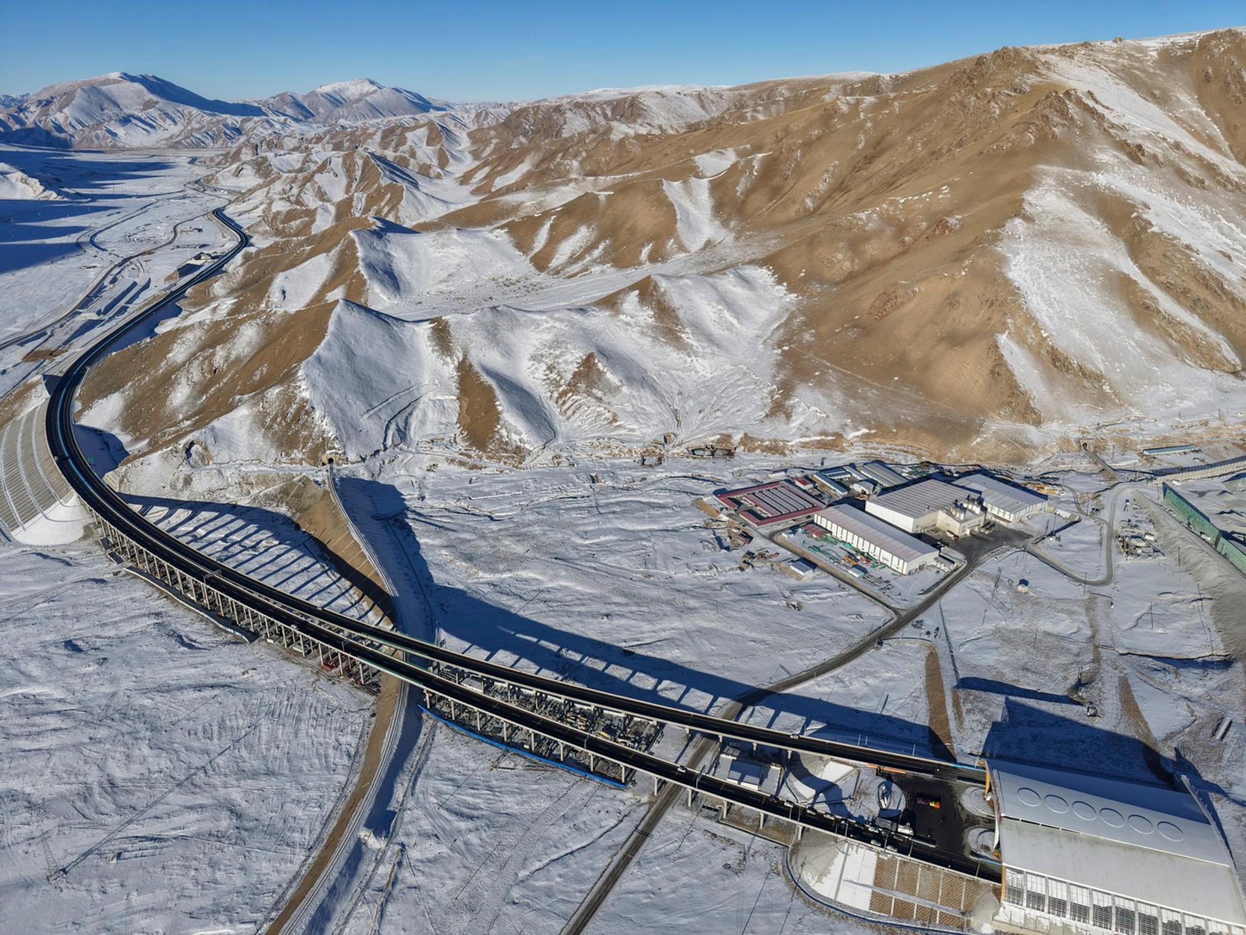 V Číne otvorili najdlhší diaľničný tunel sveta.