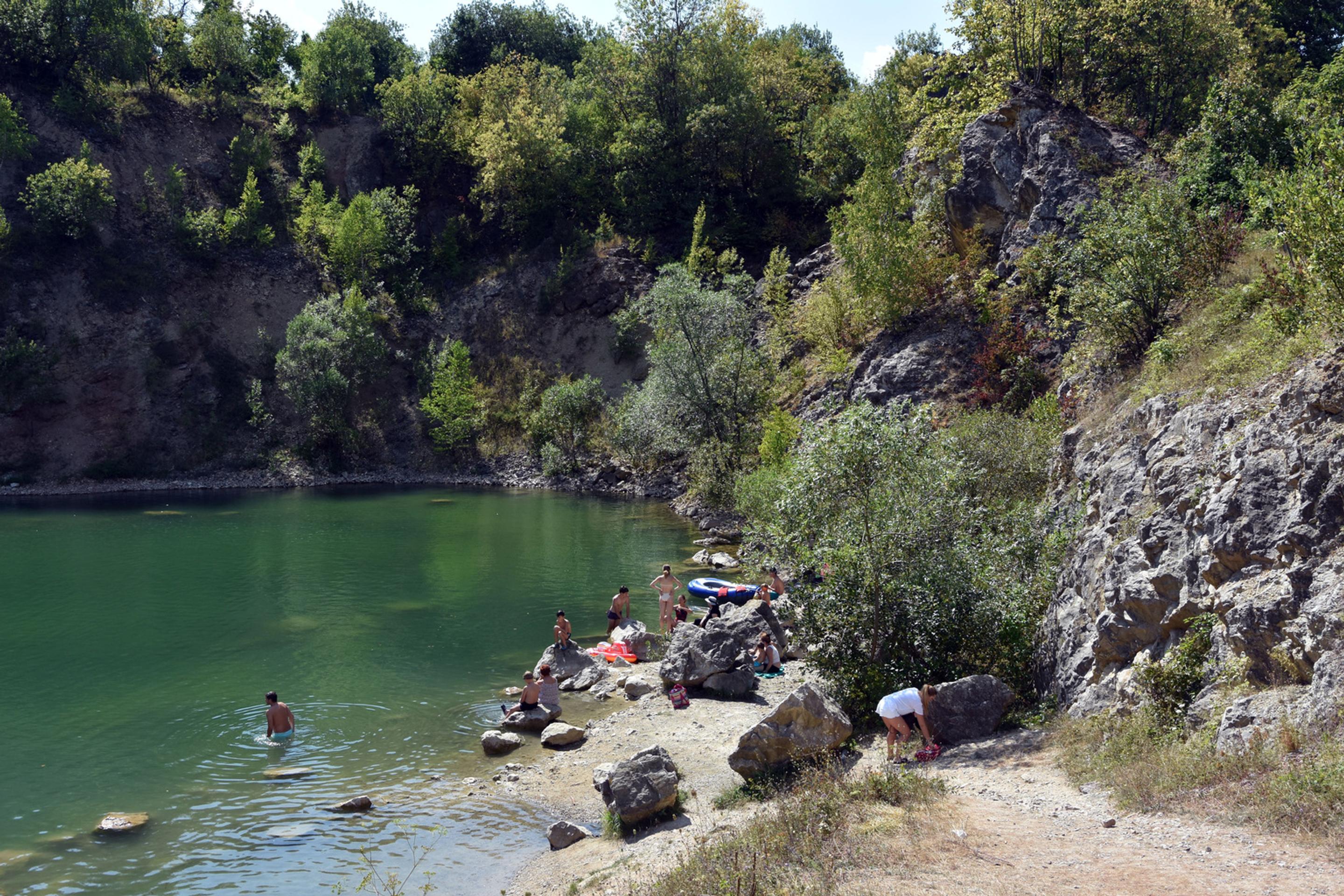 Kameňolom pri obci Beňatina.