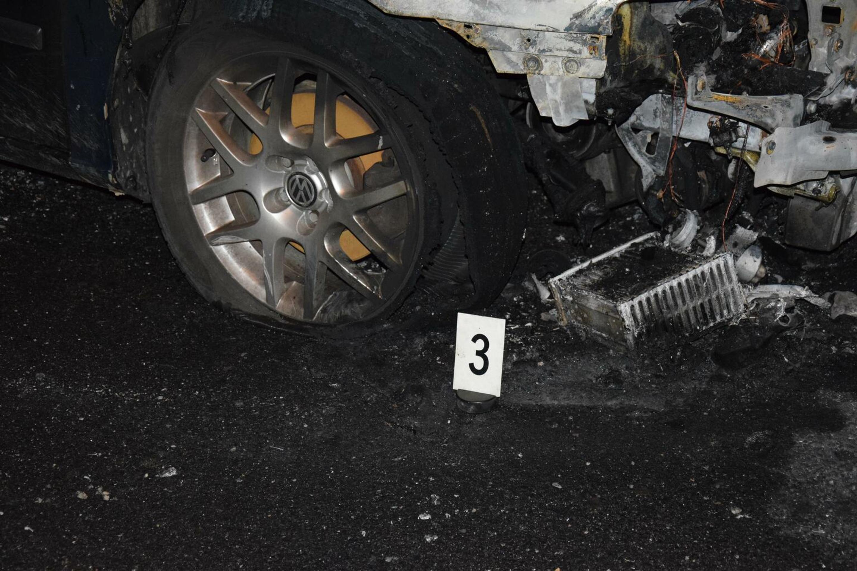 Autá niekto podpálil.