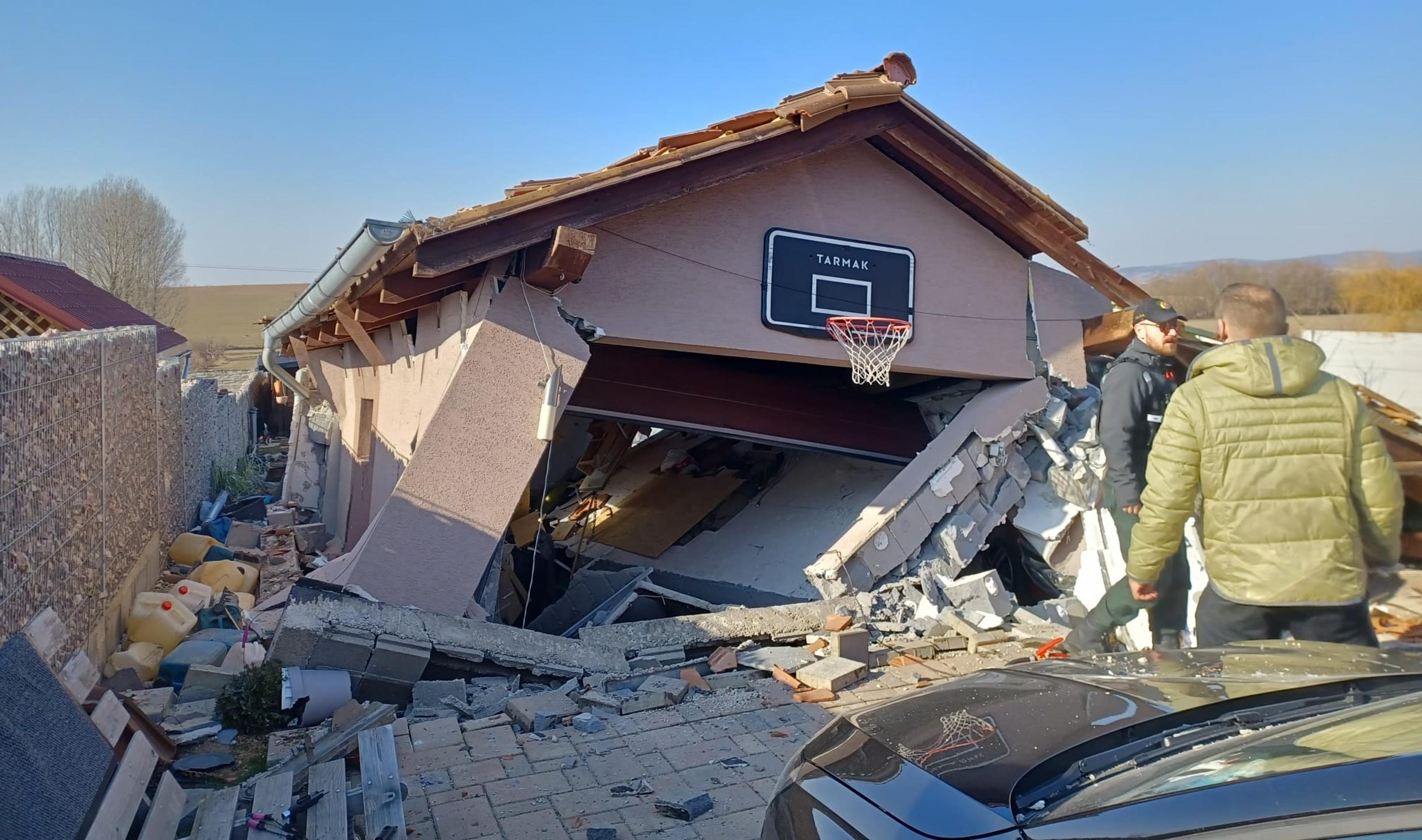 Po výbuchu sa otriasali aj základy garáže.