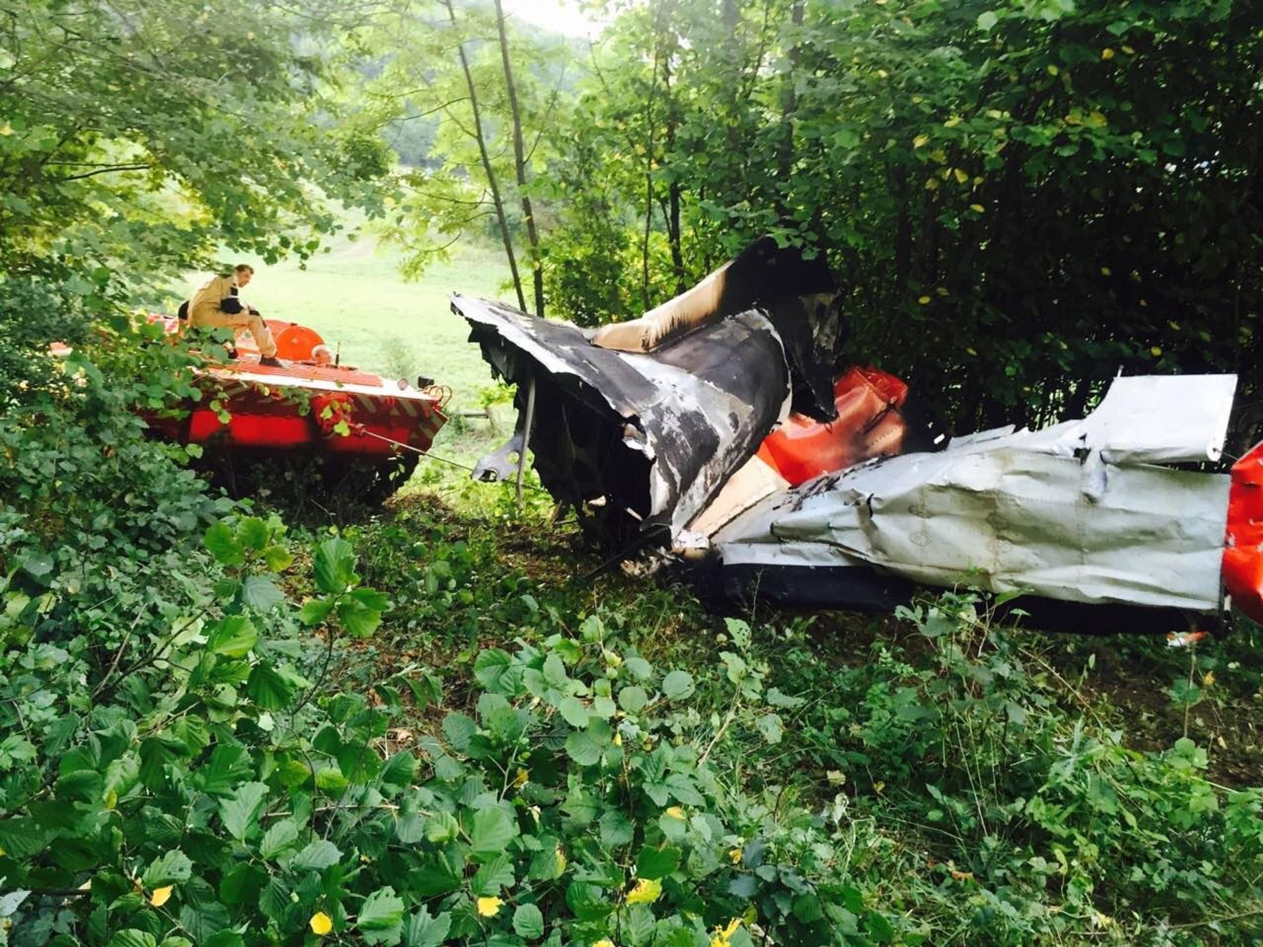 Vrak jedného z lietadiel odpratávali vo štvrtok večer po leteckom nešťastí pri obci Červený Kameň.