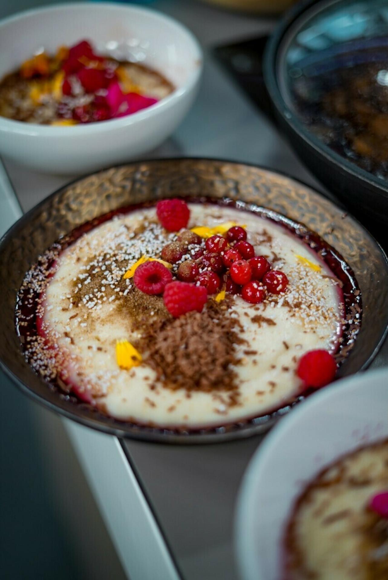 Sladká krupičná kaša s brusnicami.