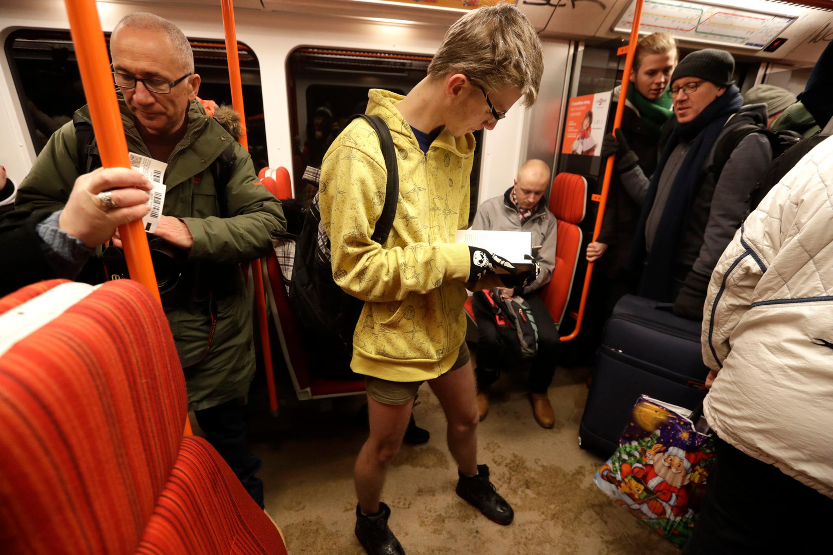 Ďeň bez nohavíc v pražskom metre.