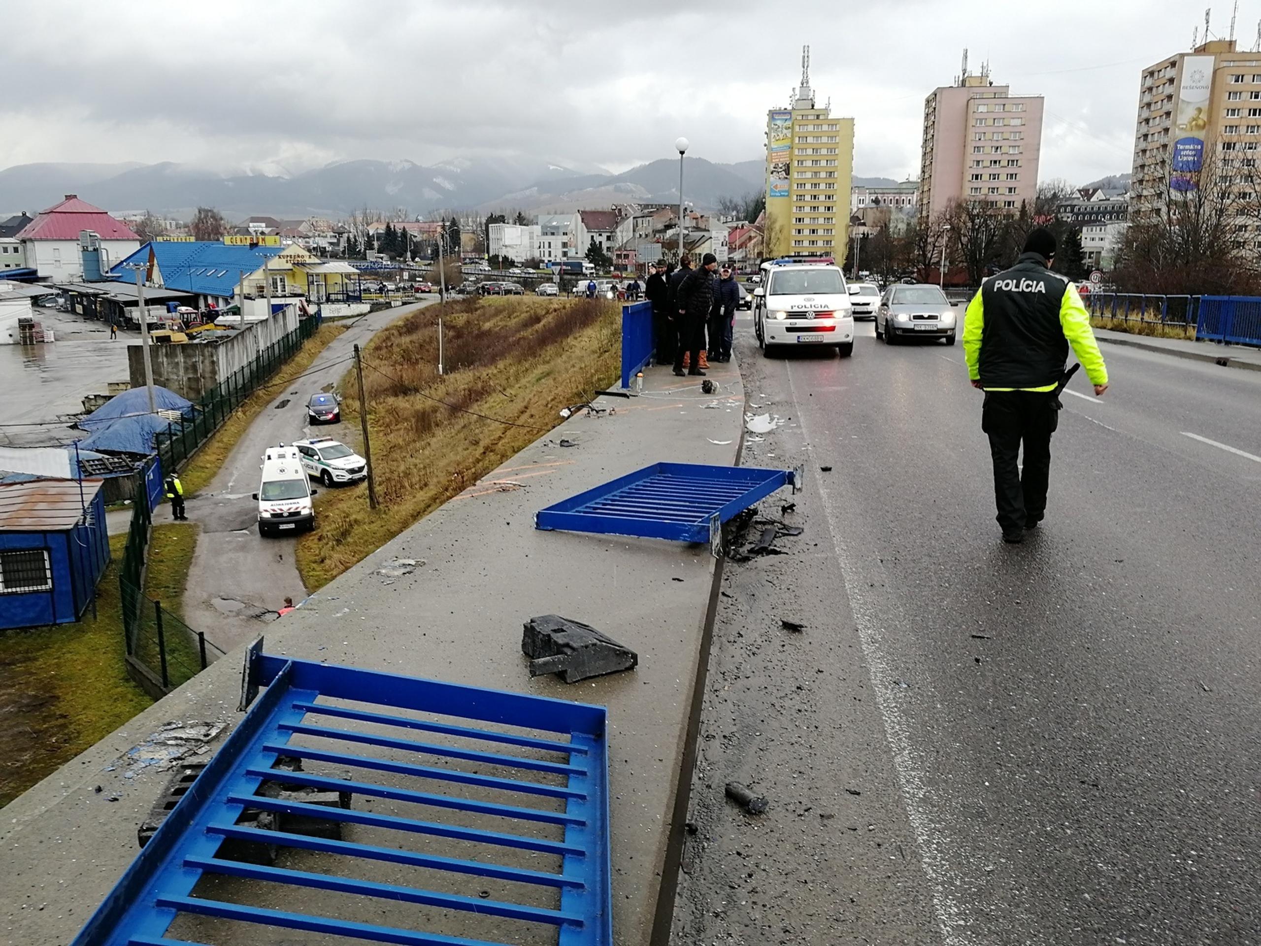 Auto spadlo z mosta.