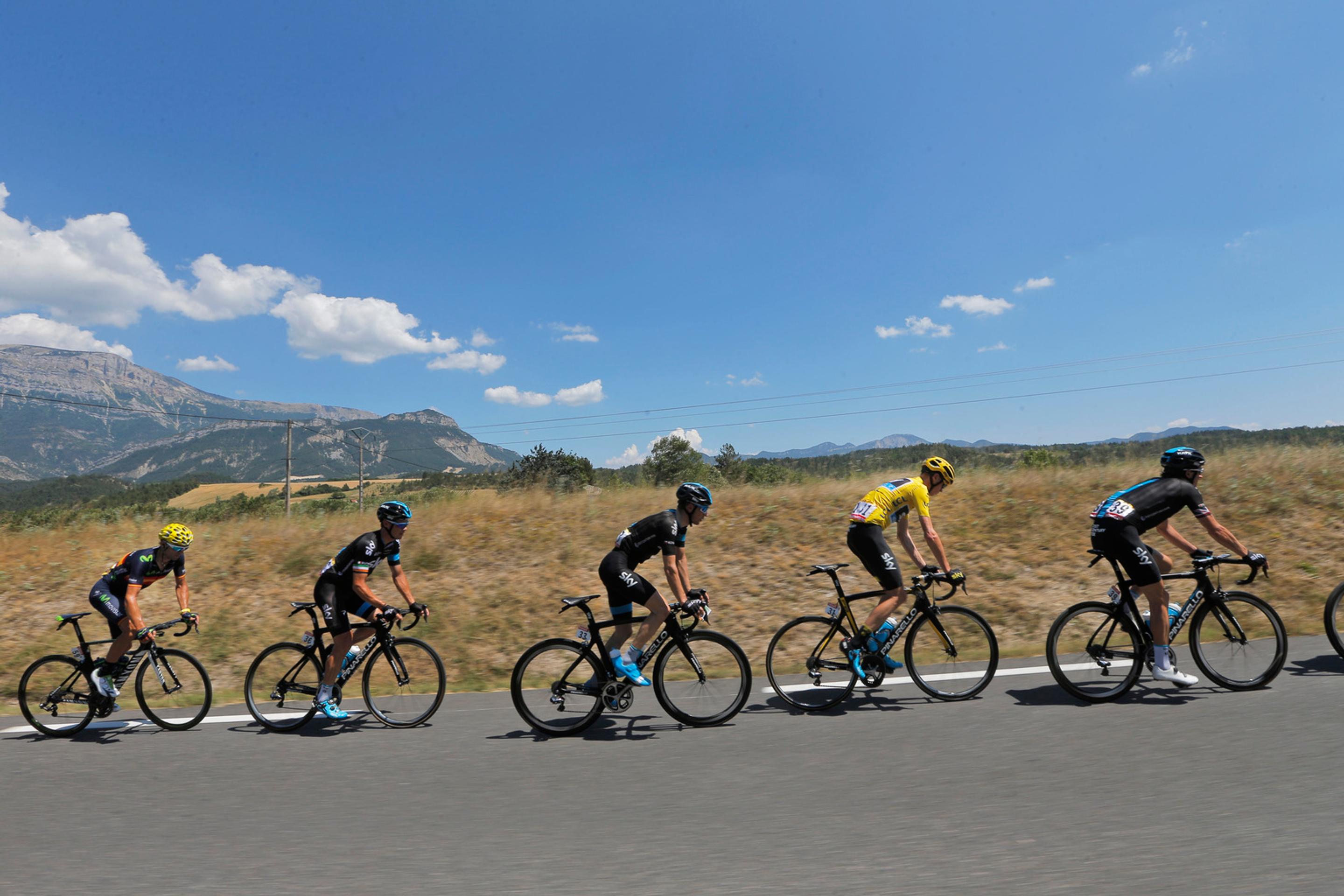 Cyklisti stúpajú na kopec počas 16. etapy Tour de France