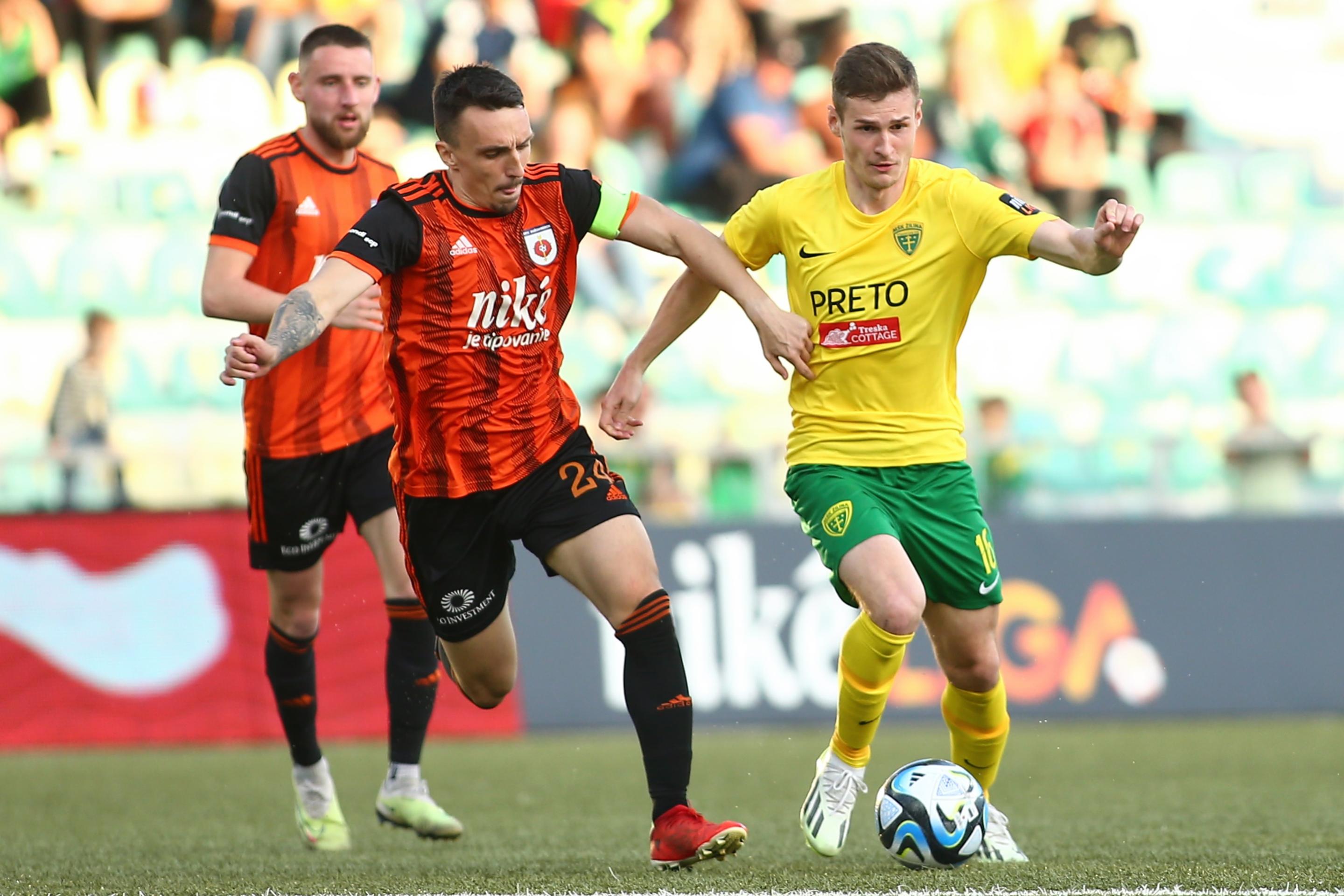 Na snímke sprava Patrik Iľko (Žilina) a Marek Zsigmund (Ružomberok) bojujú o loptu .